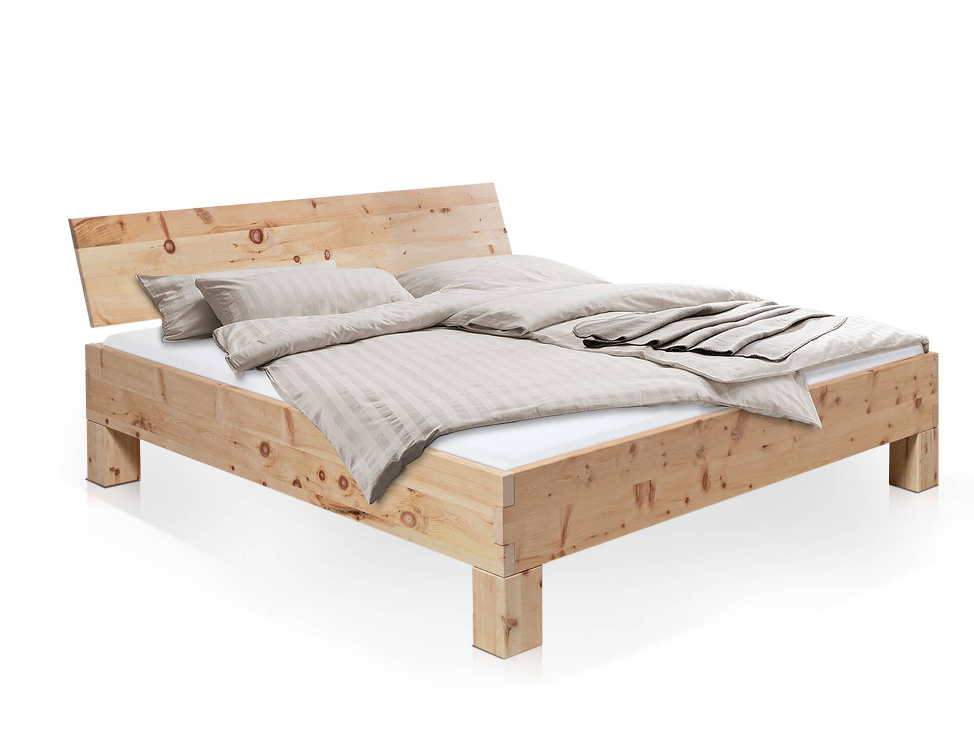ZARUBA 4-Fuß-Zirbenbett mit Kopfteil, Material Massivholz 120 x 200 cm | Standardhöhe