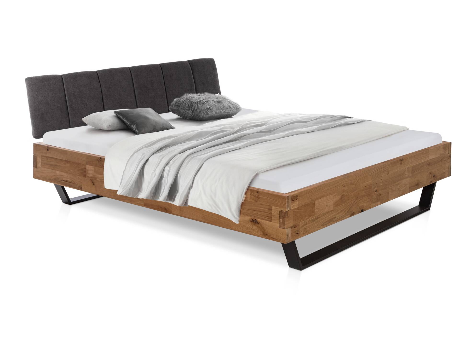 CORDINO Kufenbett aus Eiche mit Polsterkopfteil, Material Massivholz 140 x 200 cm | Eiche lackiert | Stoff Anthrazit mit Steppung | gebürstet