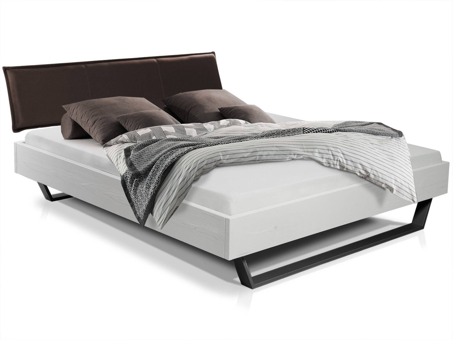 LUKY Kufenbett mit Polsterkopfteil, Material Massivholz, Fichte weiss/Kufen schwarz 140 x 200 cm | Kunstleder Braun
