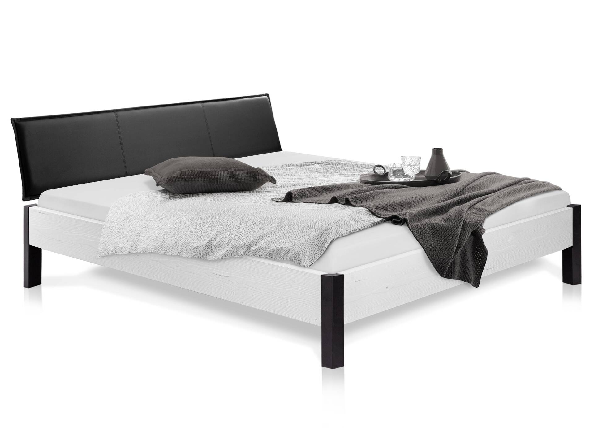 LUKY Bett mit Metallfuß, Material Massivholz, Fichte weiss, mit Polsterkopfteil 140 x 200 cm | Kunstleder Schwarz