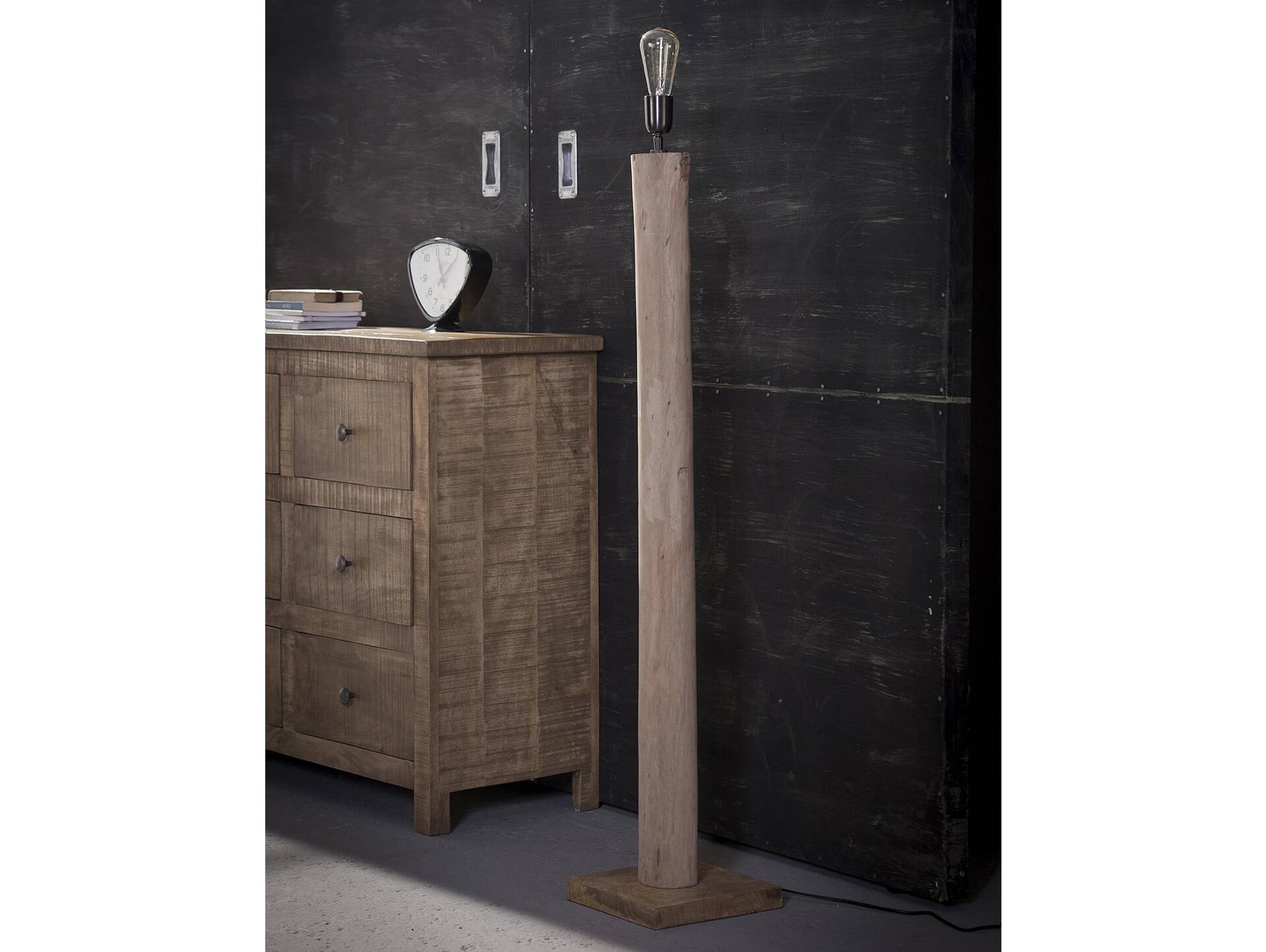 UTE Stehlampe mittel aus Eukalyptusholz 