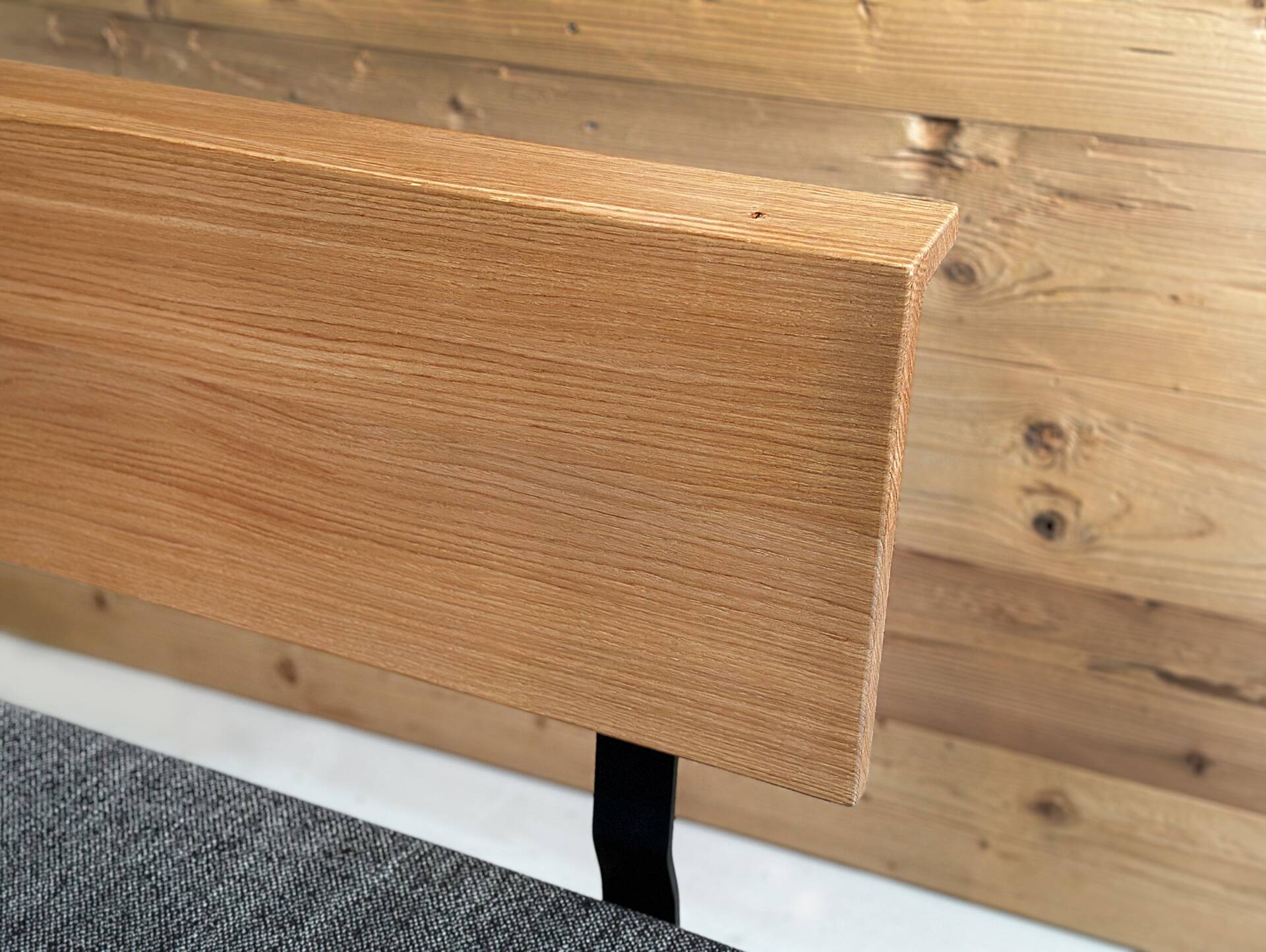MAESTRO Maßeckbank Wangenfuß, Material Massivholz 