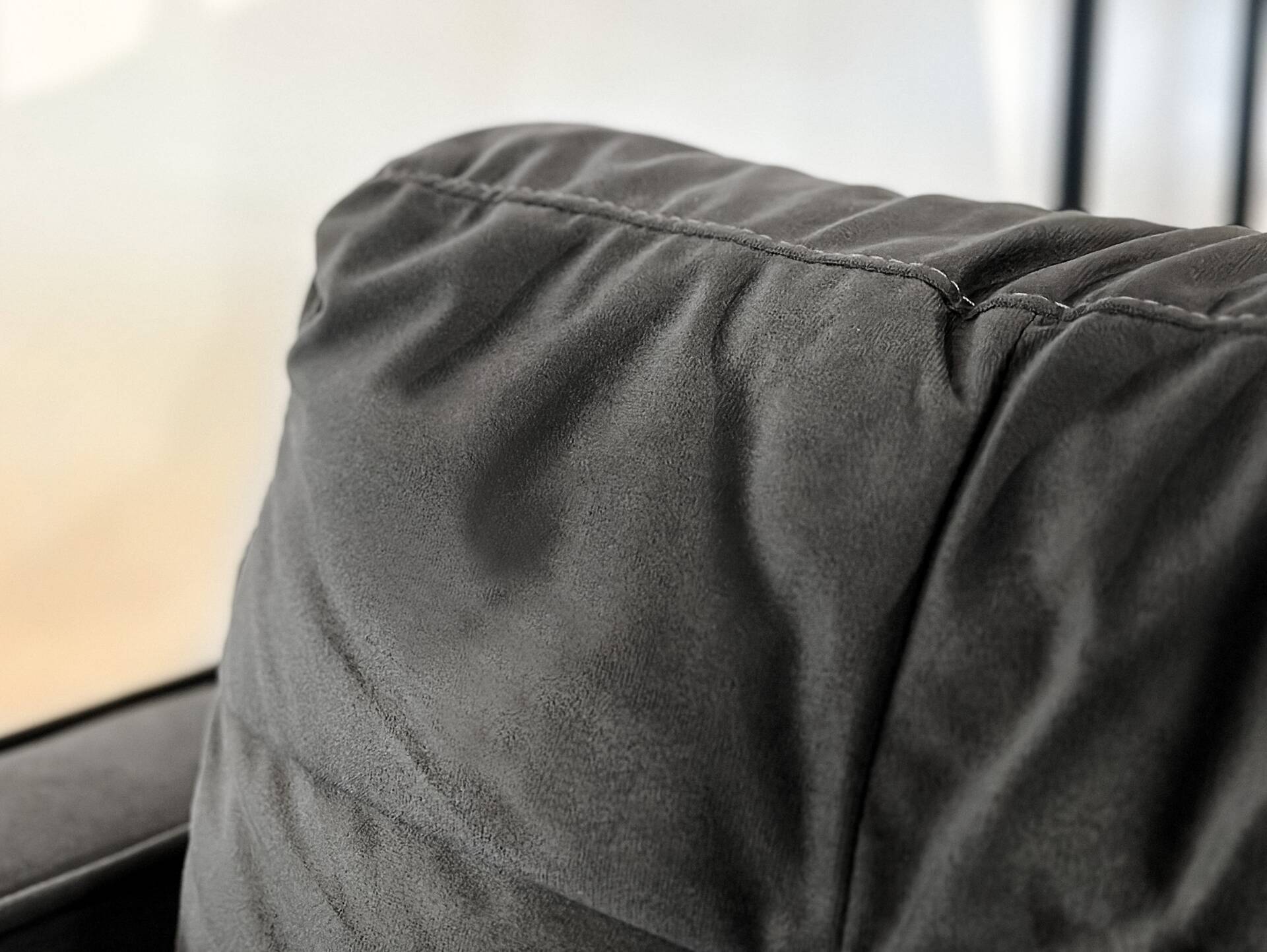 GLAMMI 2-Sitzer Sofa mit Samtbezug, Füße Buche massiv Grau
