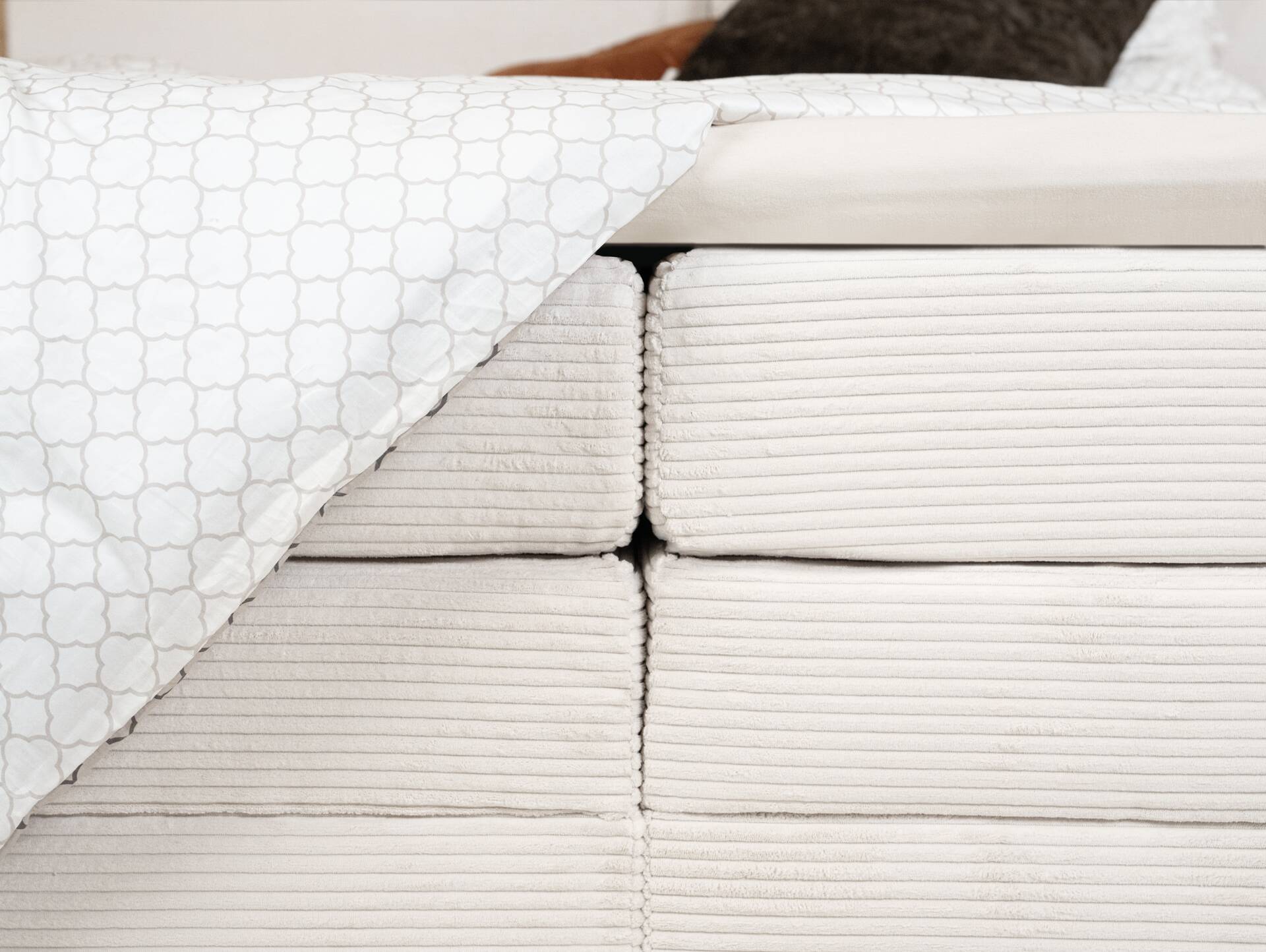 VANILLA Boxspringbett mit Bettkasten und inkl. Toppermatratze, Härtegrad 2/3, Bezug Cordstoff, Cremefarbig 180 x 200 cm