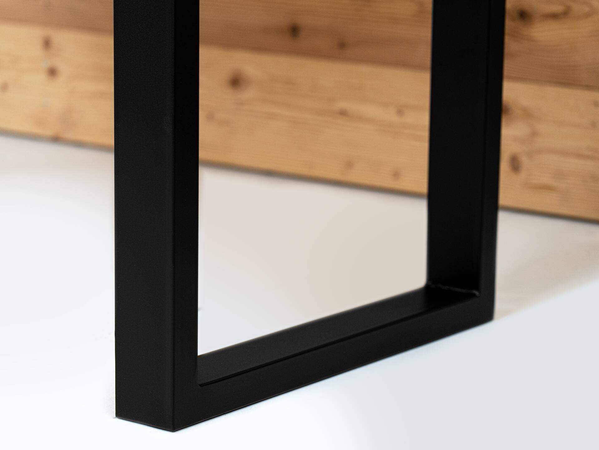 DAYTONA Esstisch, Material Massivholz, Beine Metall schwarz pulverbeschichtet 140 x 90 cm