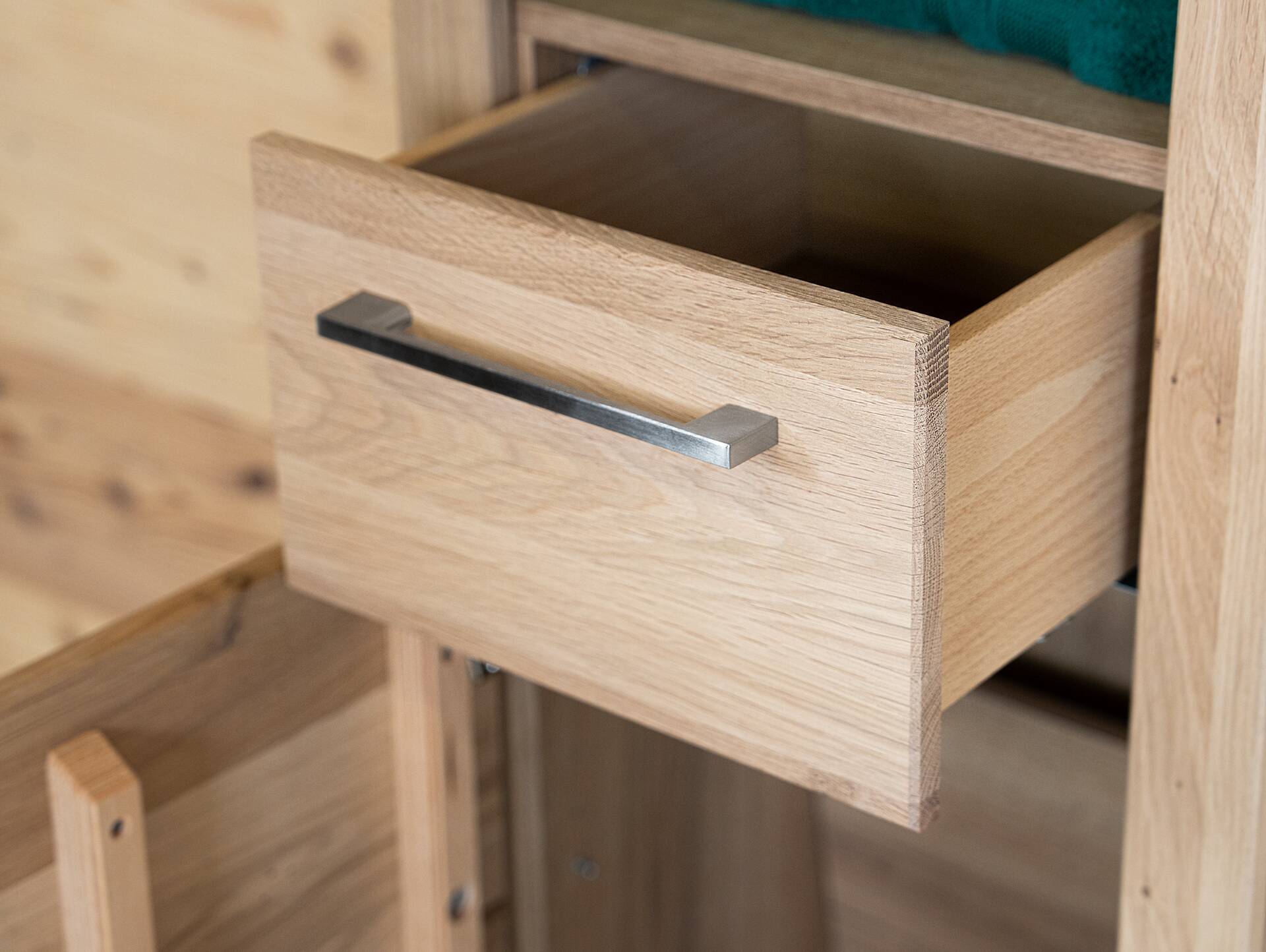 OZEANA Hochschrank II fürs Badezimmer, Material teilmassiv Eiche