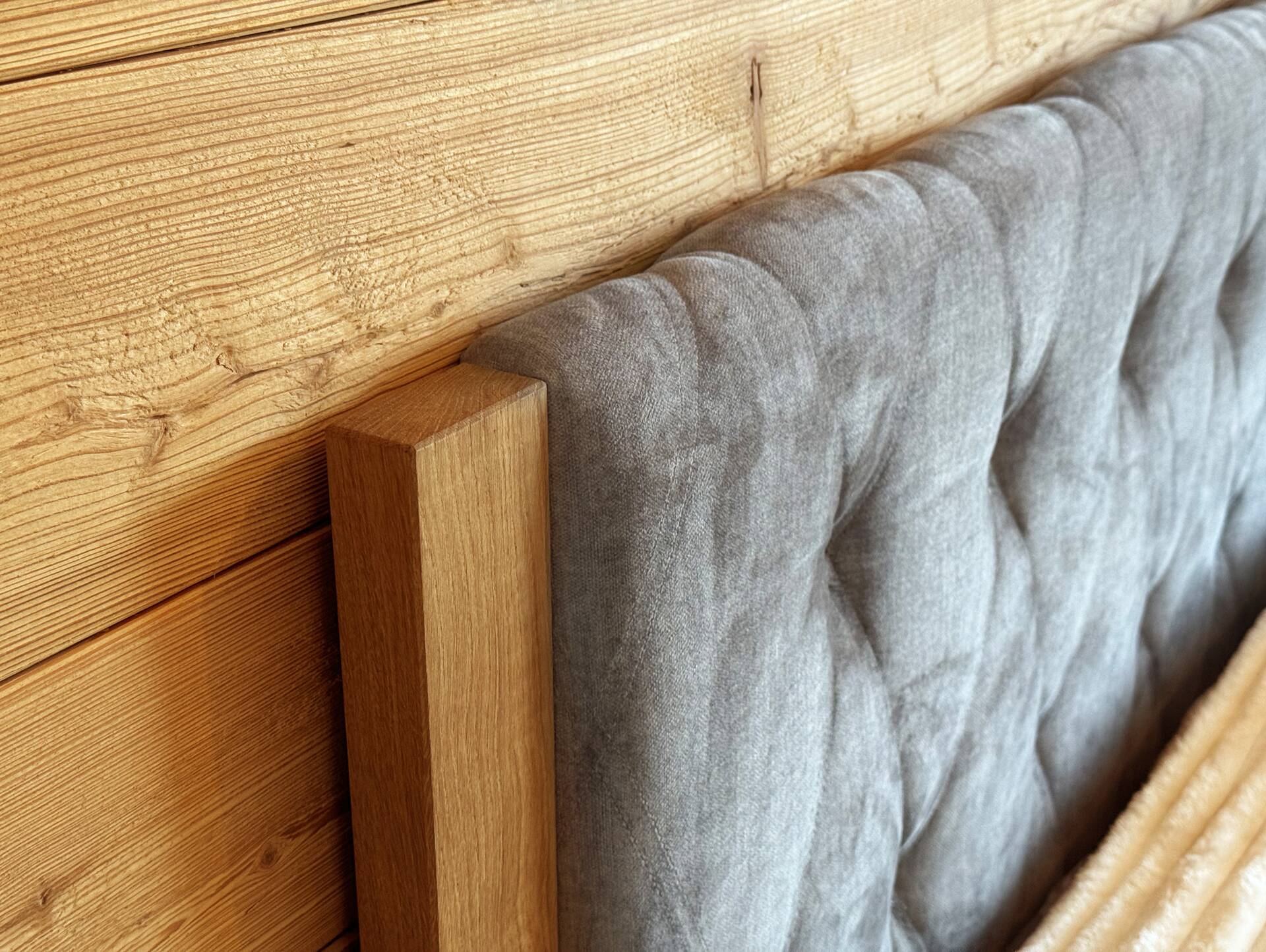 CORDINO Wangenbett aus Eiche mit gestepptem Polsterkopfteil, Material Massivholz 120 x 200 cm | Eiche unbehandelt | Kunstleder Braun | gebürstet
