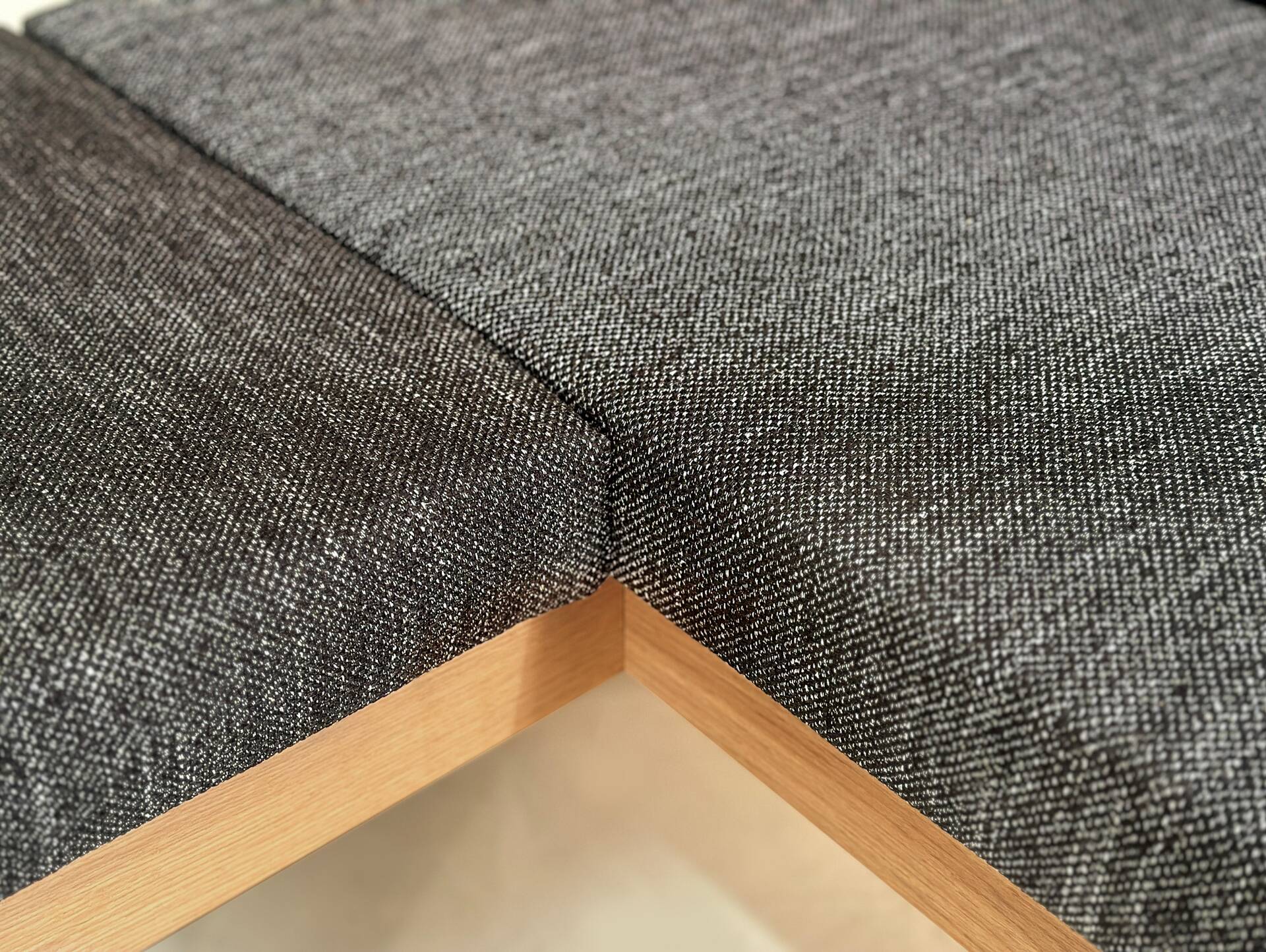 MAESTRO Maßeckbank Wangenfuß, Material Massivholz 