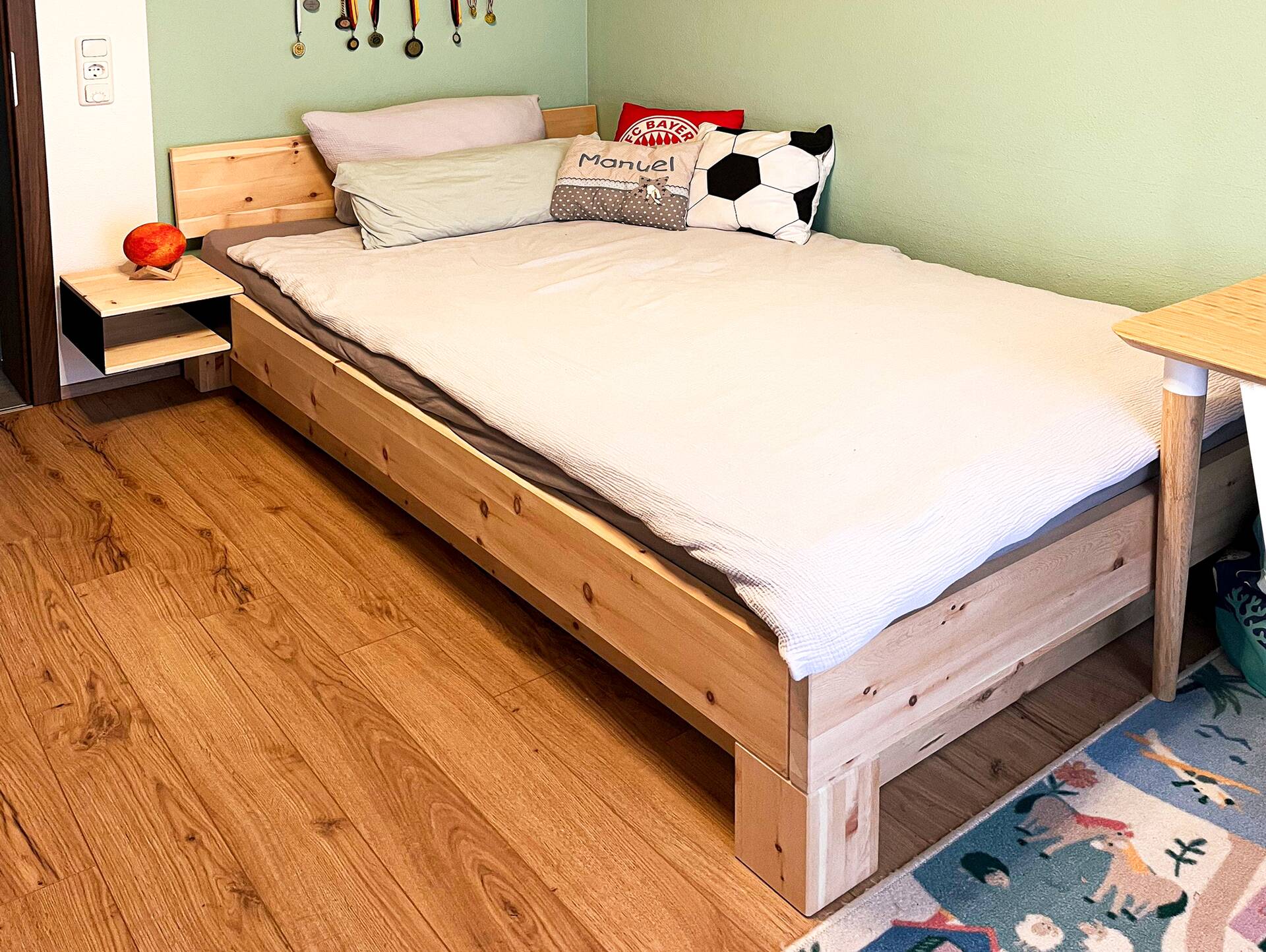 ZABINO 4-Fuß-Zirbenbett mit Kopfteil, Material Massivholz 120 x 200 cm | Zirbe unbehandelt | Standardhöhe