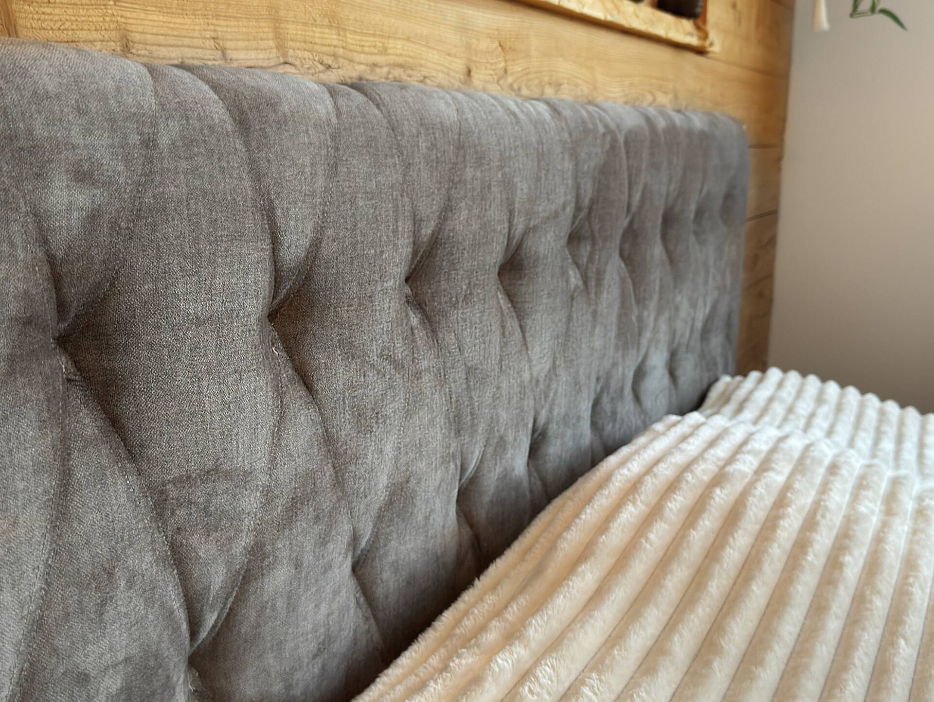 CORDINO Wangenbett aus Eiche mit gestepptem Polsterkopfteil, Material Massivholz 120 x 200 cm | Eiche unbehandelt | Kunstleder Braun | gebürstet
