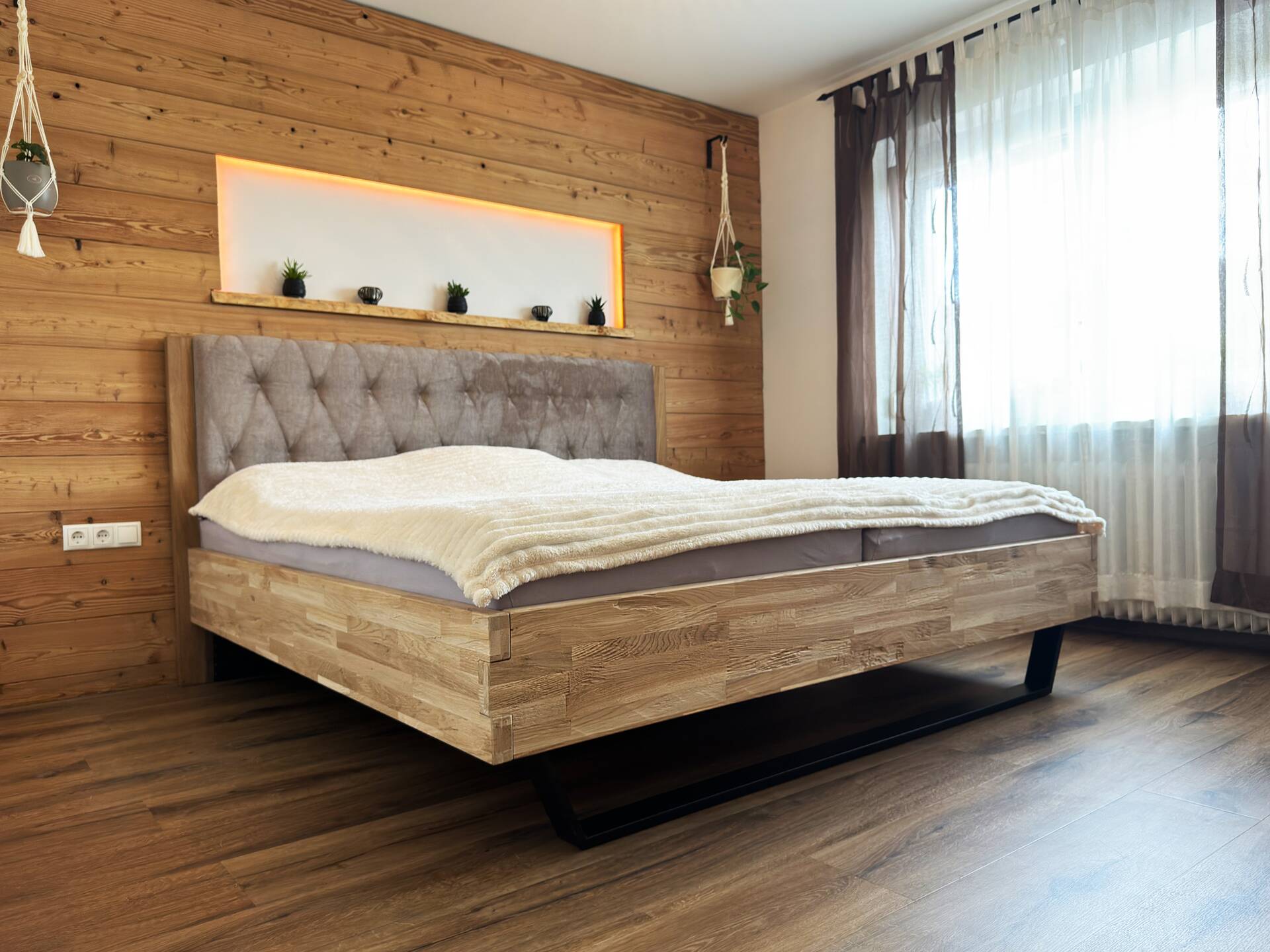 CORDINO Kufenbett aus Eiche mit gestepptem Polsterkopfteil, Material Massivholz 140 x 200 cm | Eiche unbehandelt | Kunstleder Braun | gebürstet