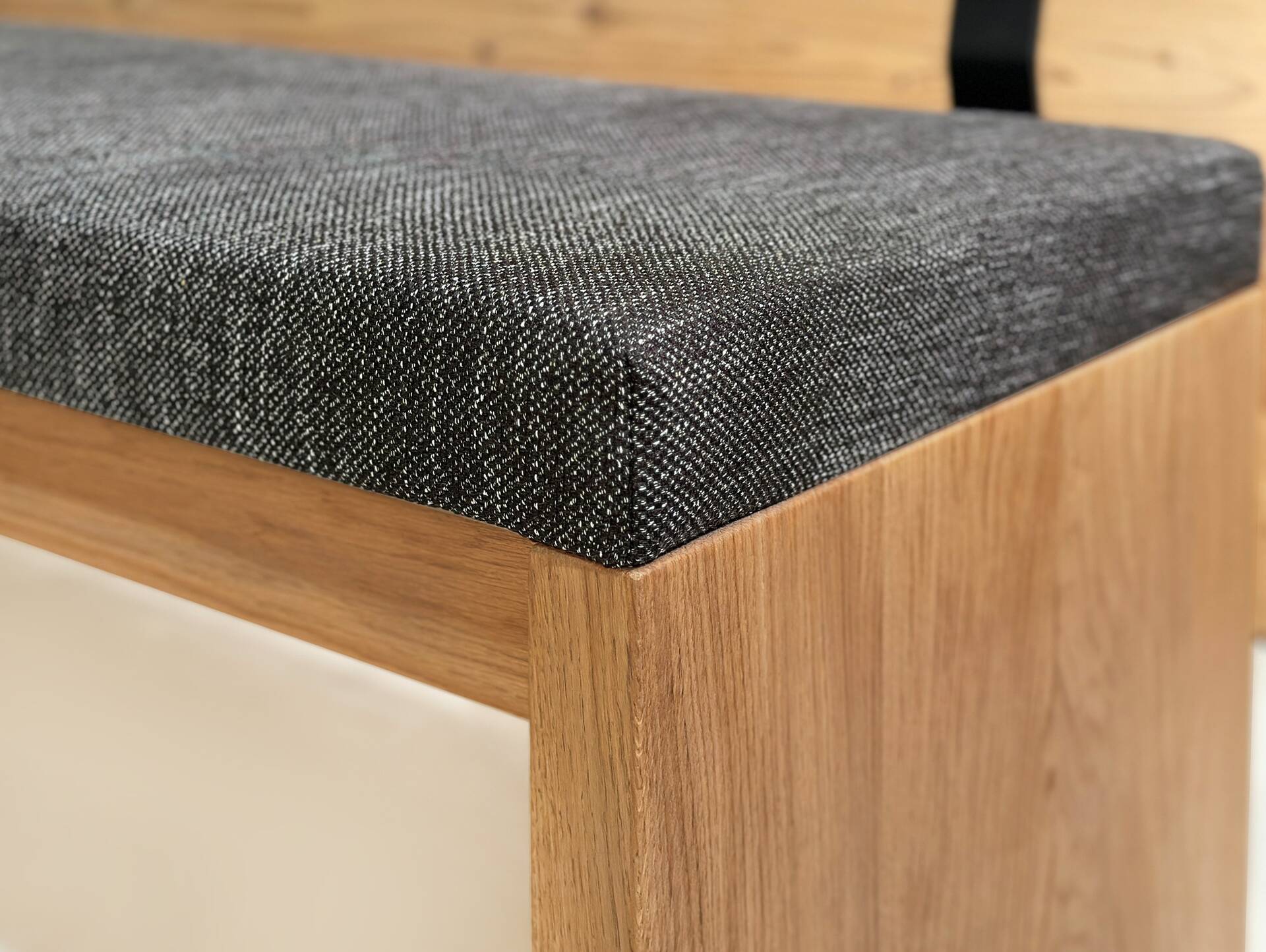 MAESTRO Maßeckbank Wangenfuß, Material Massivholz 