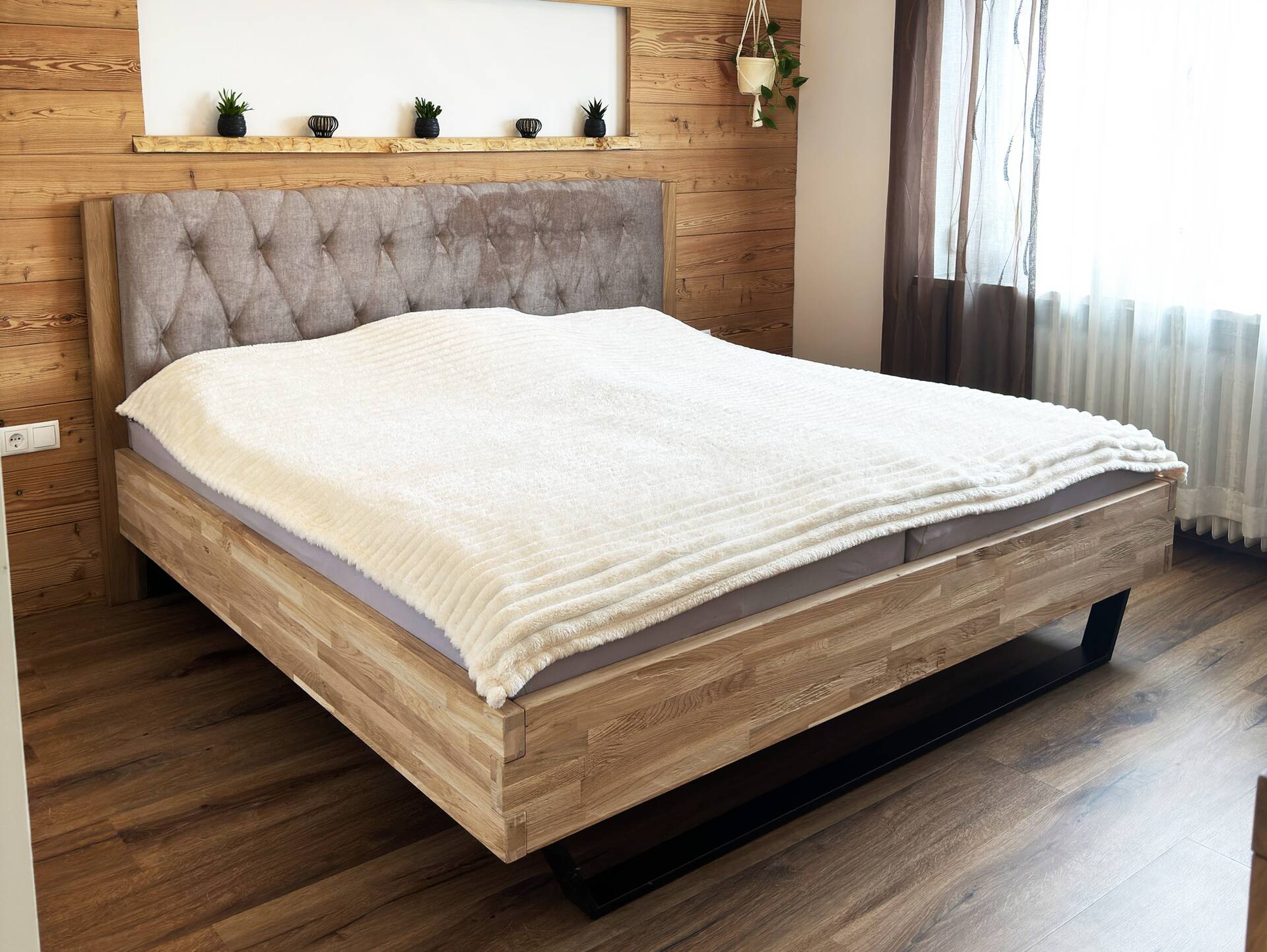 CORDINO Kufenbett aus Eiche mit gestepptem Polsterkopfteil, Material Massivholz 140 x 200 cm | Eiche unbehandelt | Kunstleder Braun | gebürstet