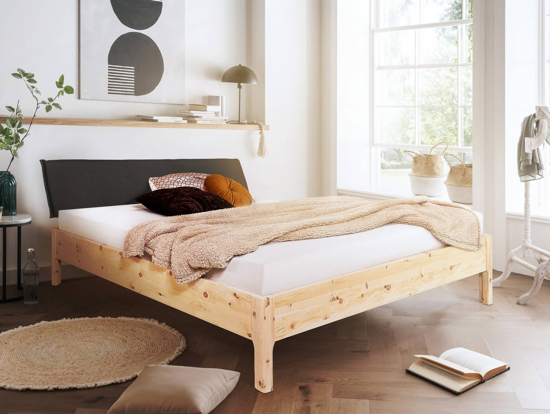ZANDOR 4-Fuß-Zirbenbett mit Kopfteil aus Leinenstoff, Material Massivholz 120 x 200 cm | Leinenstoff Grau