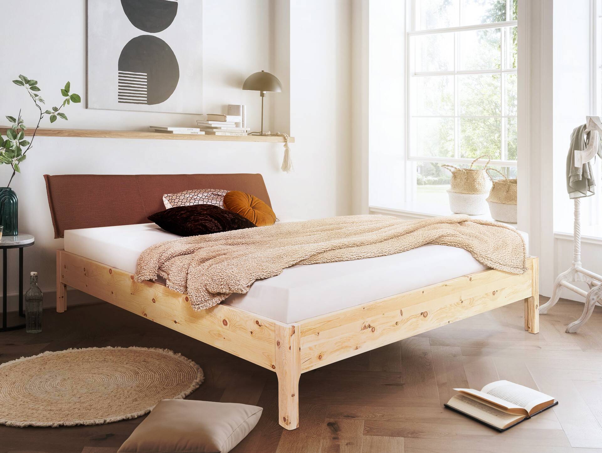 ZANDOR 4-Fuß-Zirbenbett mit Kopfteil aus Leinenstoff, Material Massivholz 120 x 200 cm | Leinenstoff Braun