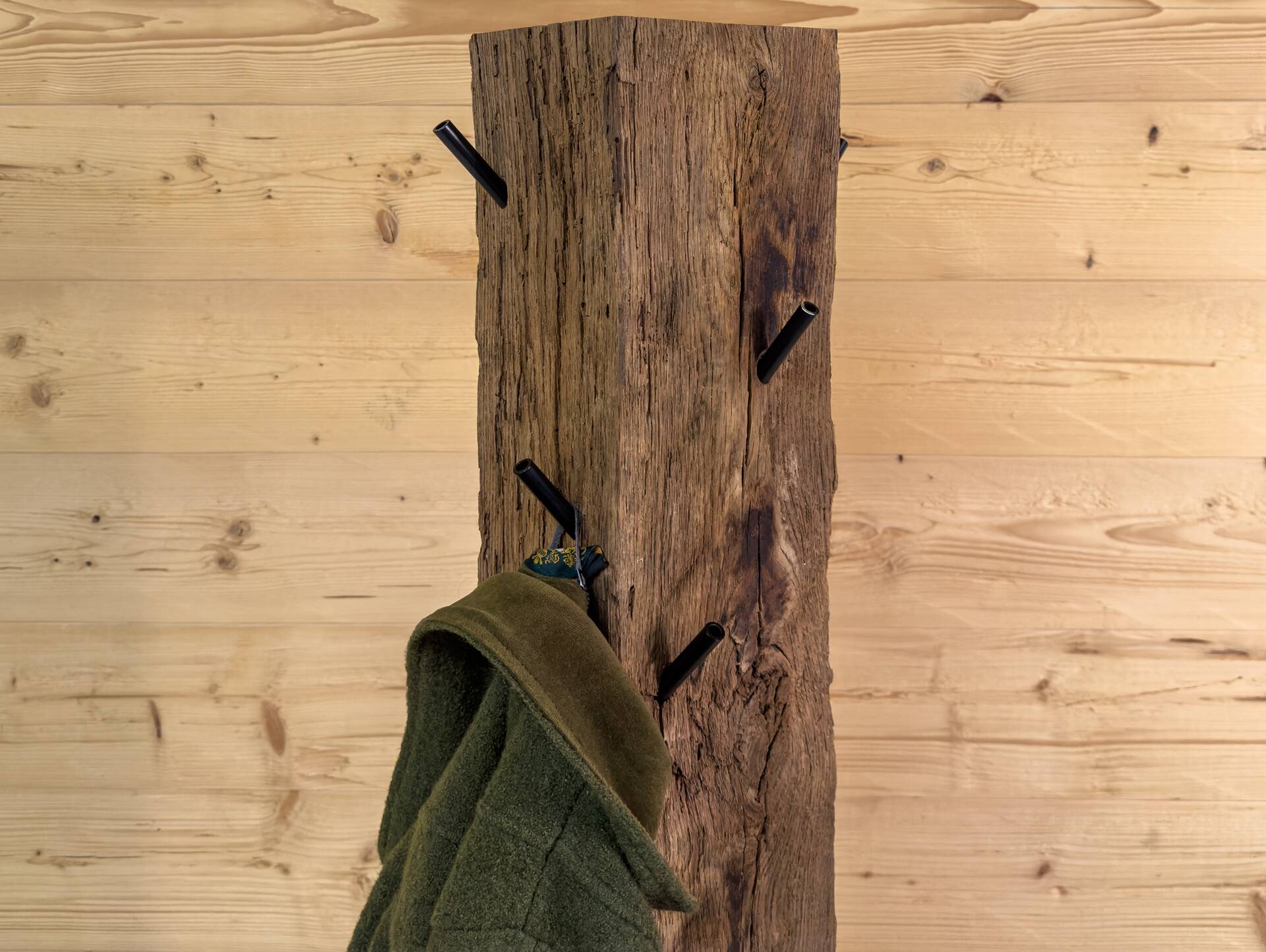 Garderobenständer aus Eiche-Altholz, Material Massivholz, rustikale Strukturoberfläche 150 cm