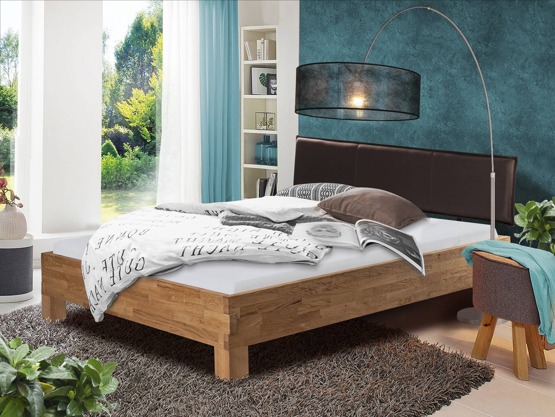 CORDINO 4-Fuß-Bett aus Eiche mit Polster-Kopfteil, Material Massivholz 180 x 200 cm | Eiche lackiert | Kunstleder Braun | gehackt