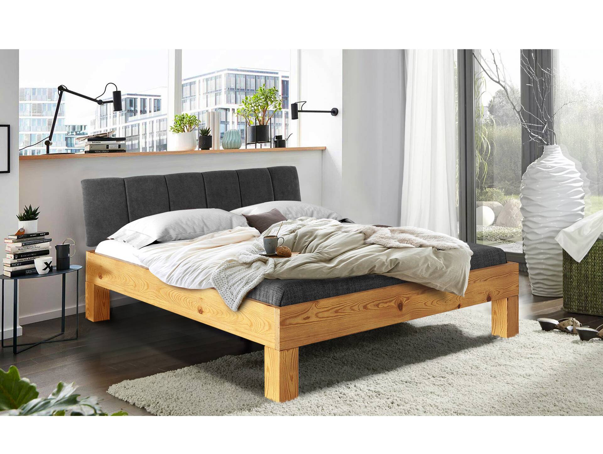 CURBY 4-Fuß-Bett mit Polsterkopfteil, Material Massivholz, rustikale Altholzoptik, Fichte 180 x 220 cm | natur | Stoff Anthrazit mit Steppung | Standardhöhe