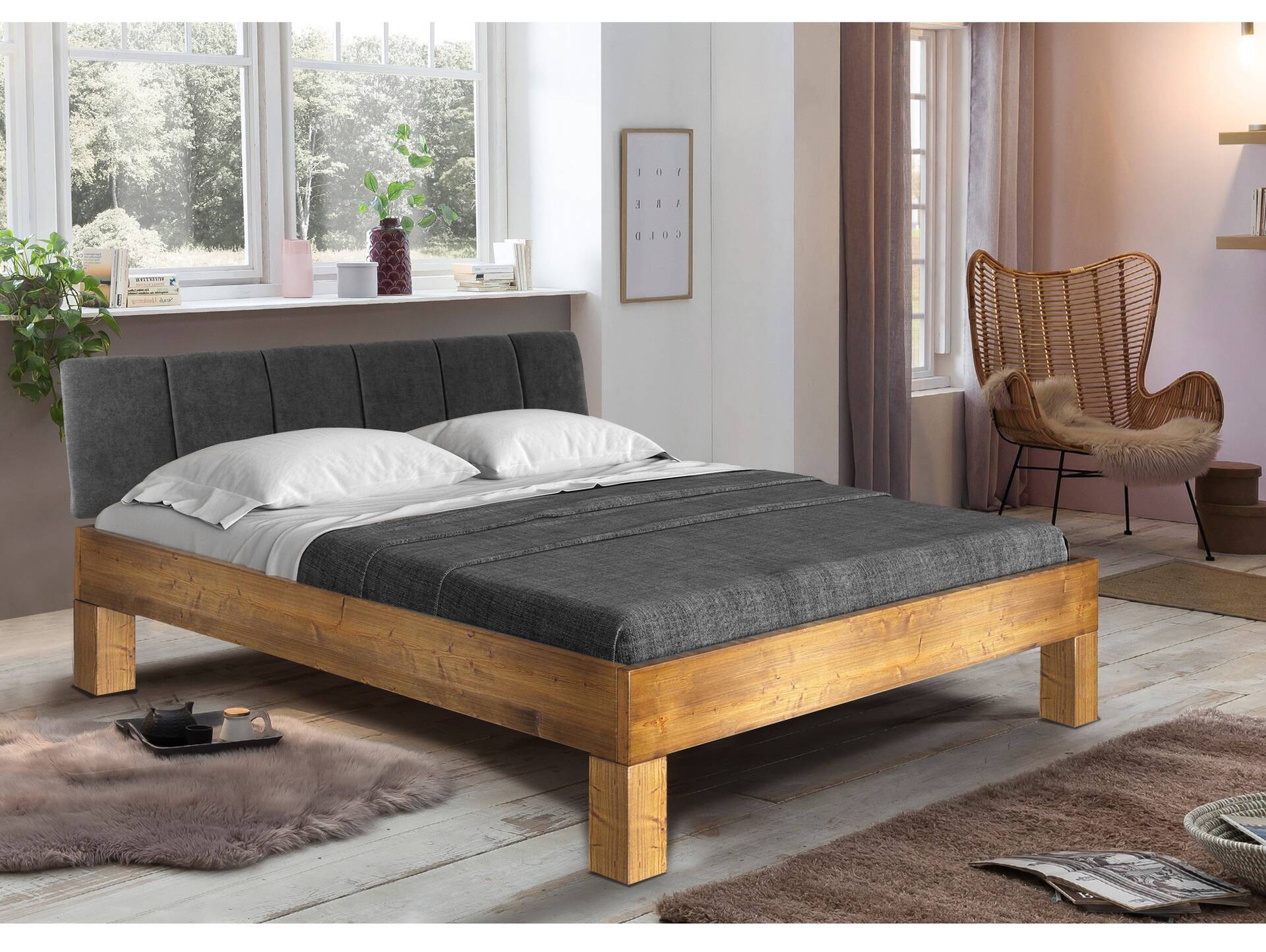 CURBY 4-Fuß-Bett mit Polsterkopfteil, Material Massivholz, rustikale Altholzoptik, Fichte 180 x 200 cm | natur | Stoff Anthrazit mit Steppung | Standardhöhe