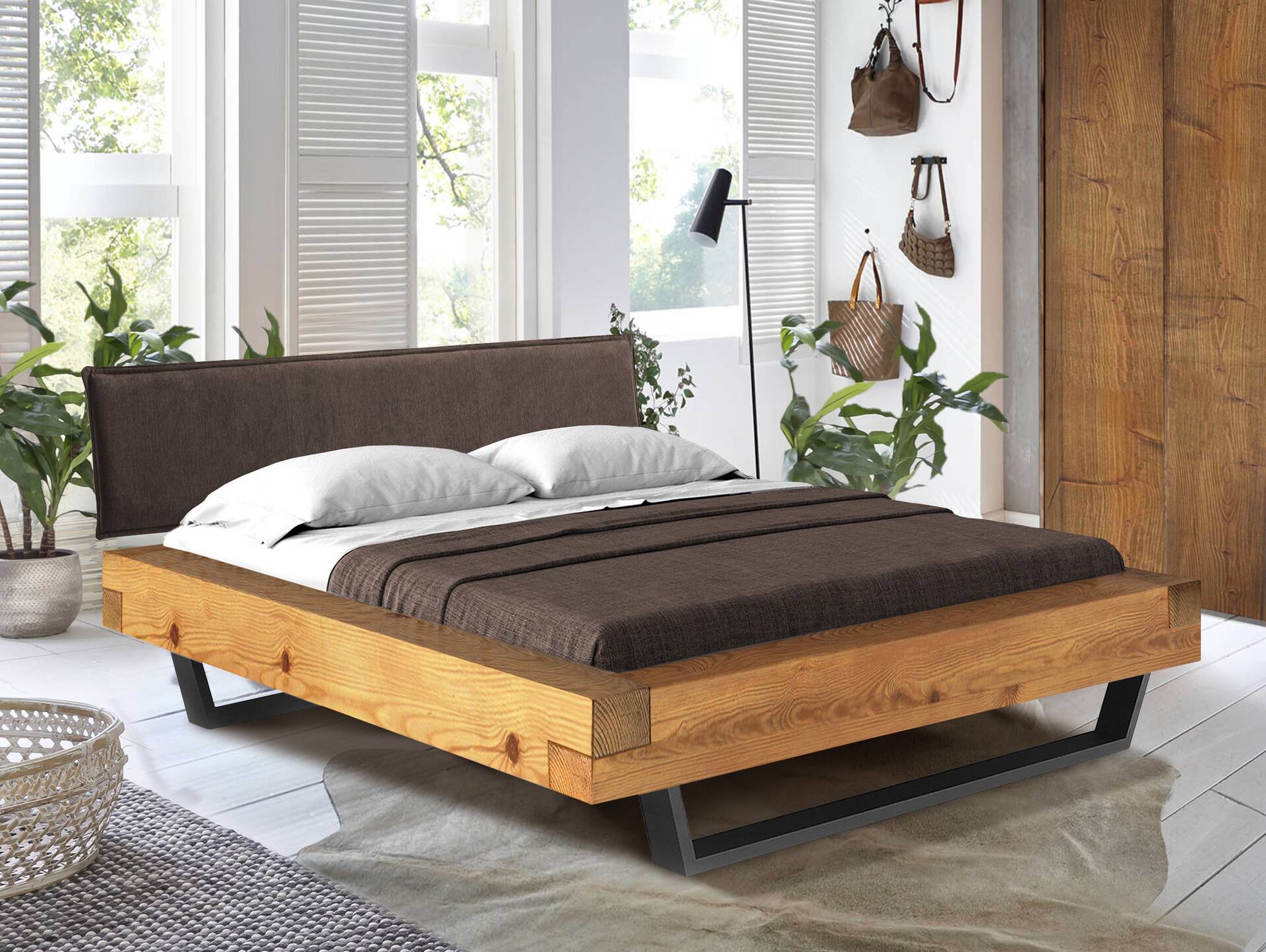 CURBY Balkenbett mit Polsterkopfteil, Kufenfuß, Material Massivholz 140 x 220 cm | natur | Stoff Braun