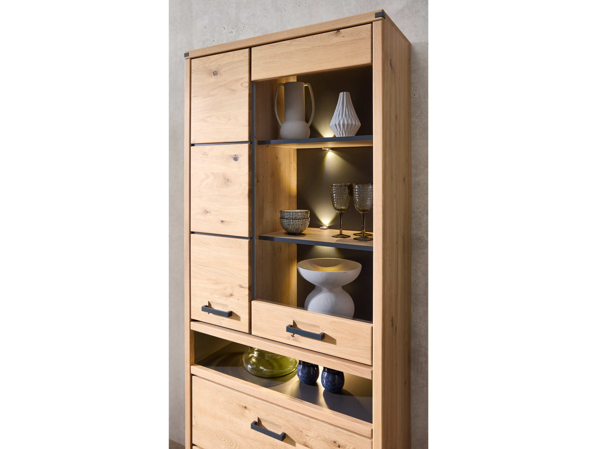 GOJA Vitrine I, Material teilmassiv, Artisan Wildeiche/graphitfarbig 