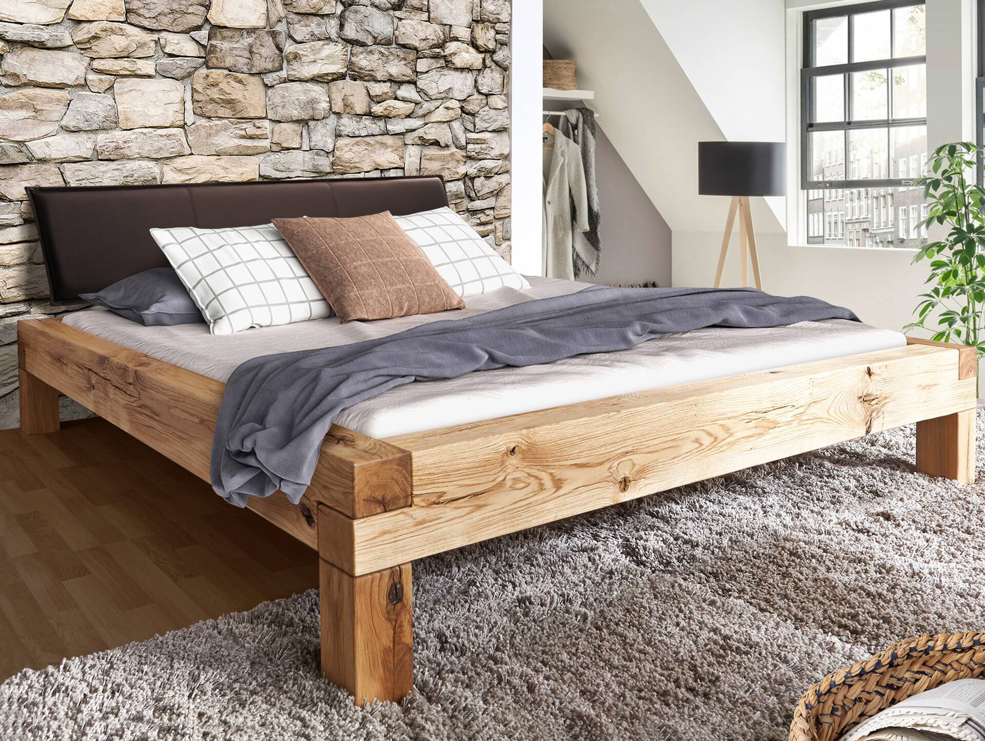 LIAS 4-Fuß-Balkenbett mit Polsterkopfteil, Material Massivholz, Eiche geölt 140 x 200 cm | Kunstleder Braun ohne Steppung