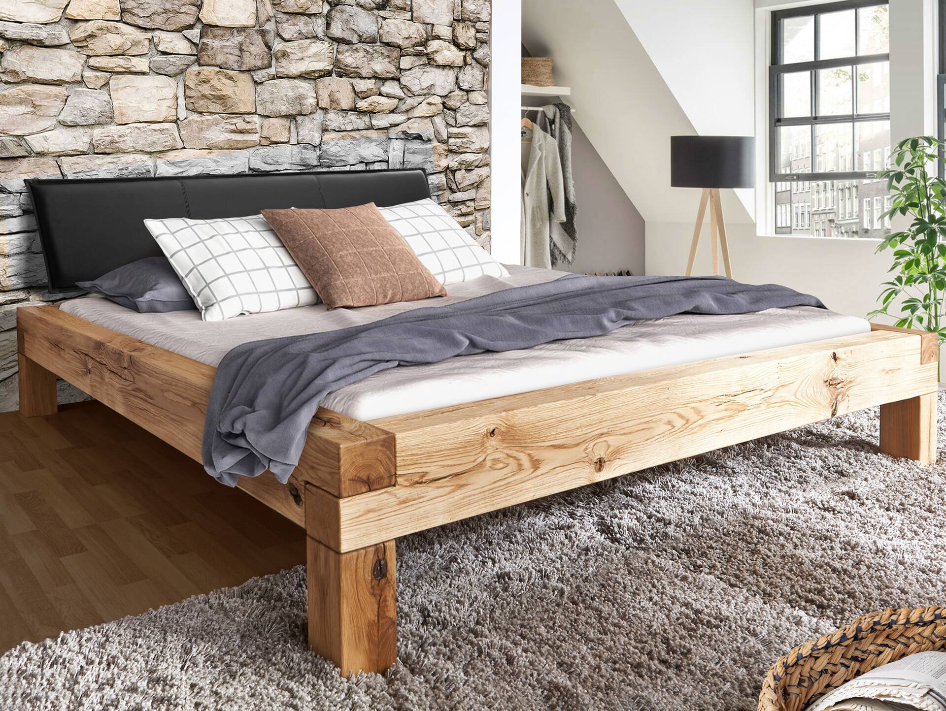 LIAS Balkenbett mit Polsterkopfteil, Holz-Kufenfuß, Material Massivholz, Eiche geölt 160 x 200 cm | Kunstleder Schwarz ohne Steppung
