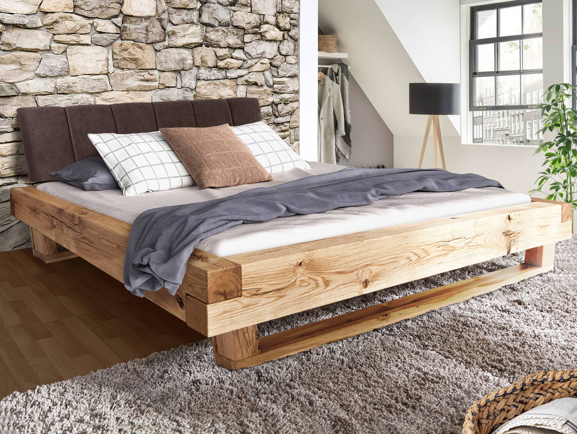 LIAS Balkenbett mit Polster-Kopfteil, Holz-Kufenfuß, Material Massivholz Eiche 140 x 200 cm | Stoff Braun mit Steppung