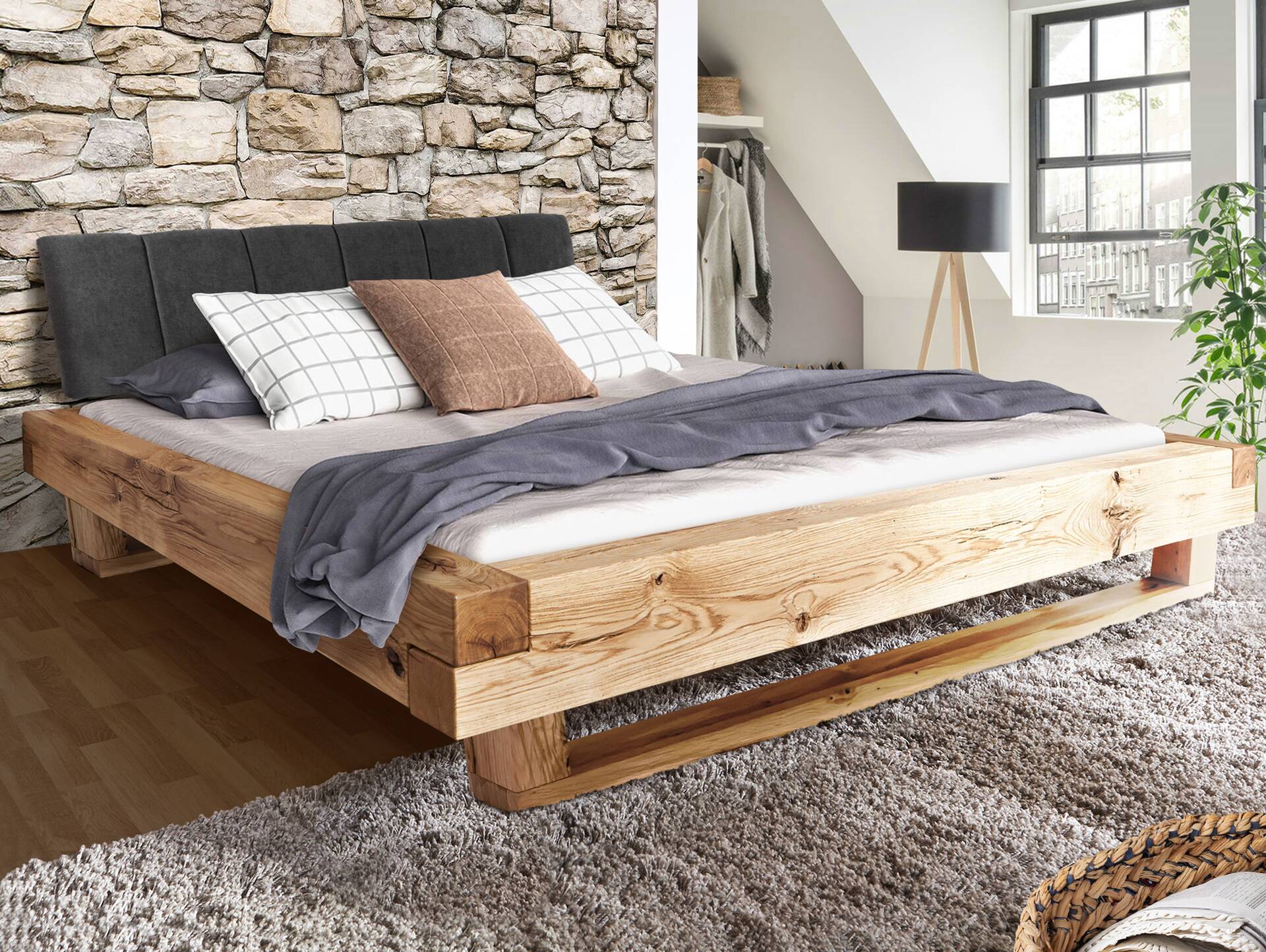 LIAS Balkenbett mit Polster-Kopfteil, Holz-Kufenfuß, Material Massivholz Eiche 180 x 200 cm | Stoff Anthrazit mit Steppung