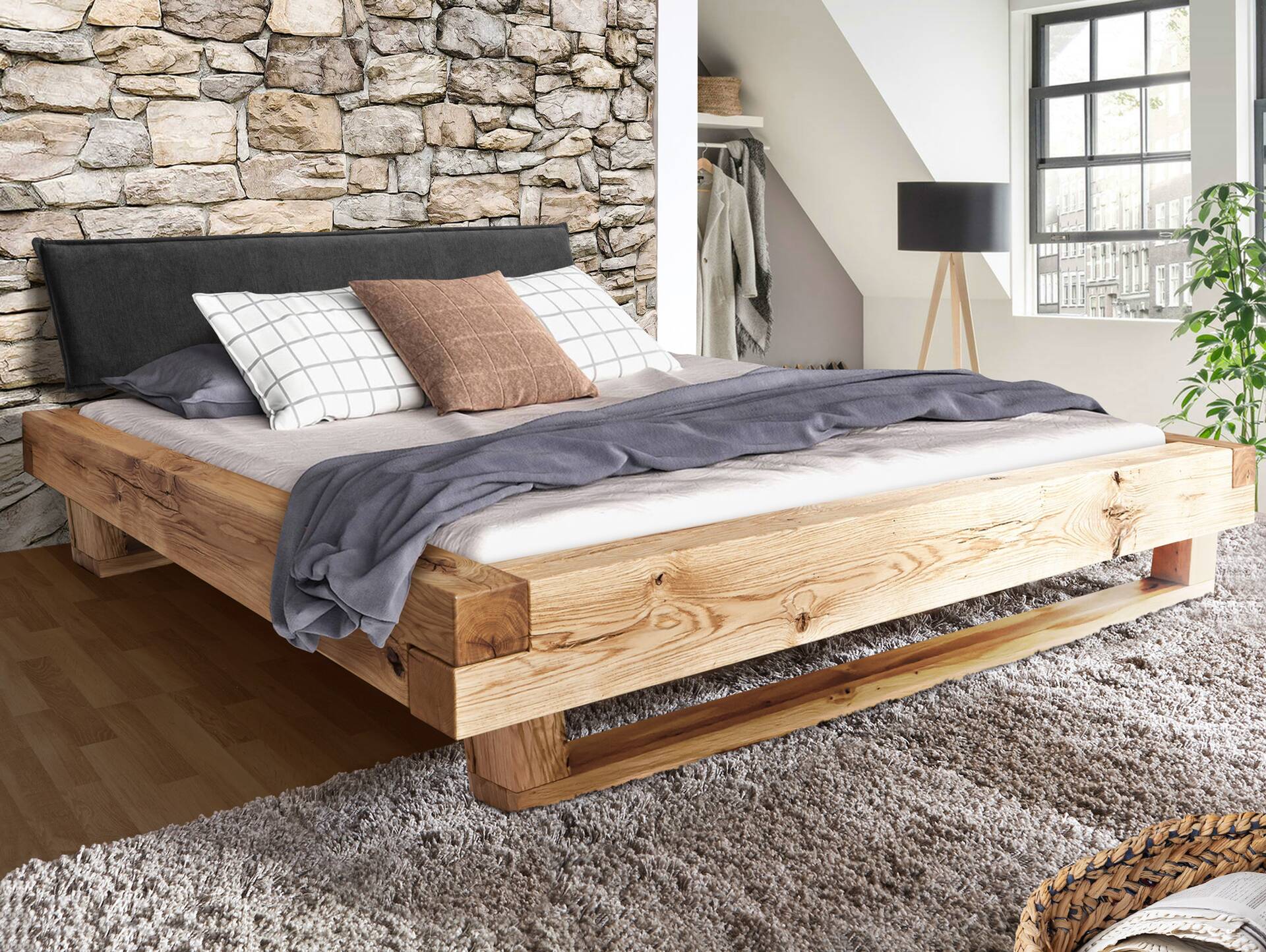 LIAS Balkenbett mit Polster-Kopfteil, Holz-Kufenfuß, Material Massivholz Eiche 200 x 200 cm | Stoff Anthrazit ohne Steppung