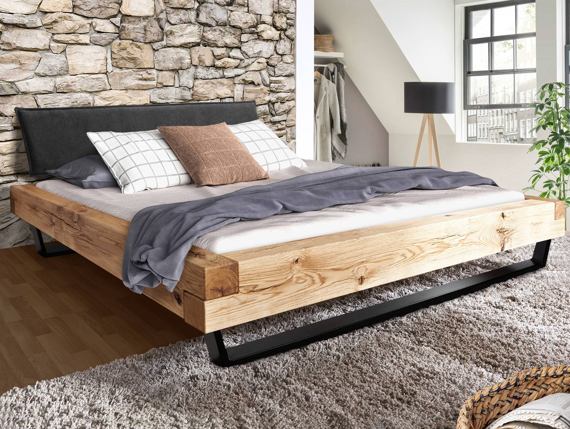 LIAS Balkenbett mit Polster-Kopfteil, Kufenfuß, Material Massivholz Eiche 160 x 200 cm | Stoff Anthrazit mit Steppung