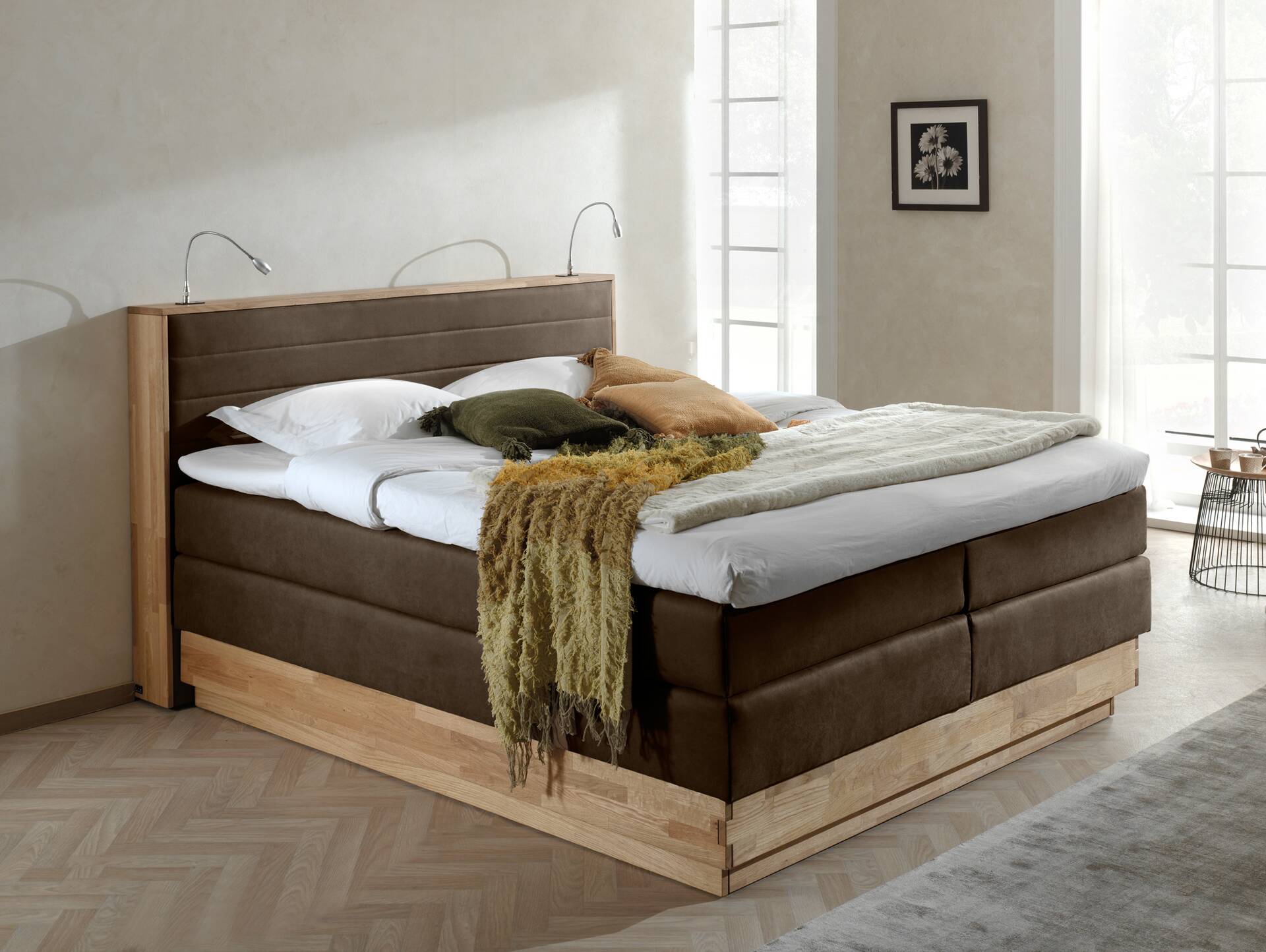 MENOTA Boxspringbett mit Bettkasten, massivem Holzrahmen und Bezug im Vintage Look 160 x 200 cm | braun | Härtegrad 4