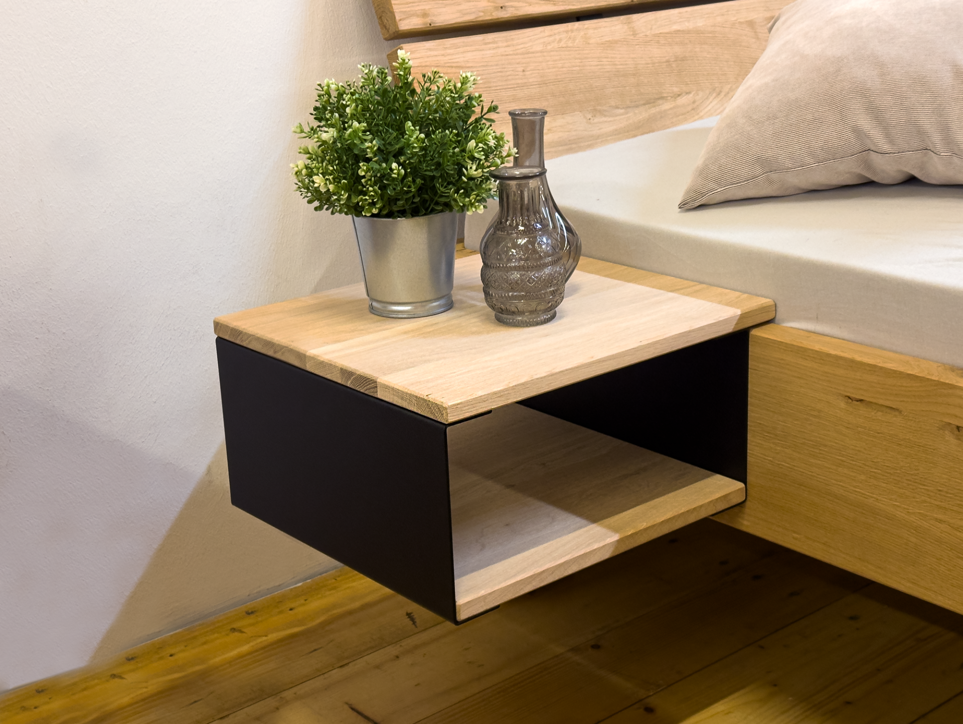 DAKONA Hängenachtkommode, Material Massivholz/Metall Wildeiche geölt