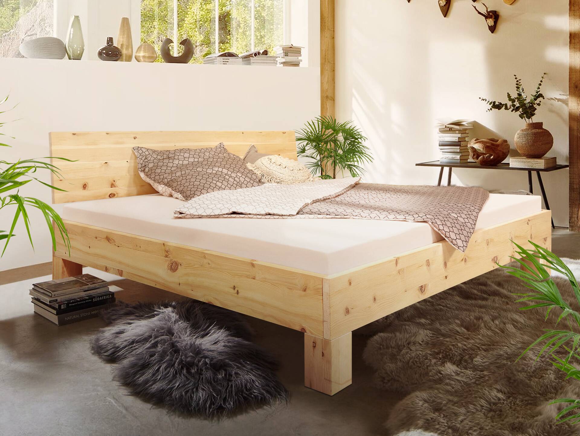 ZABINO 4-Fuß-Bett aus Zirbe, Material Massivholz, mit/ohne Holz-Kopfteil 160 x 200 cm | Zirbe geölt | Standardhöhe | mit Kopfteil