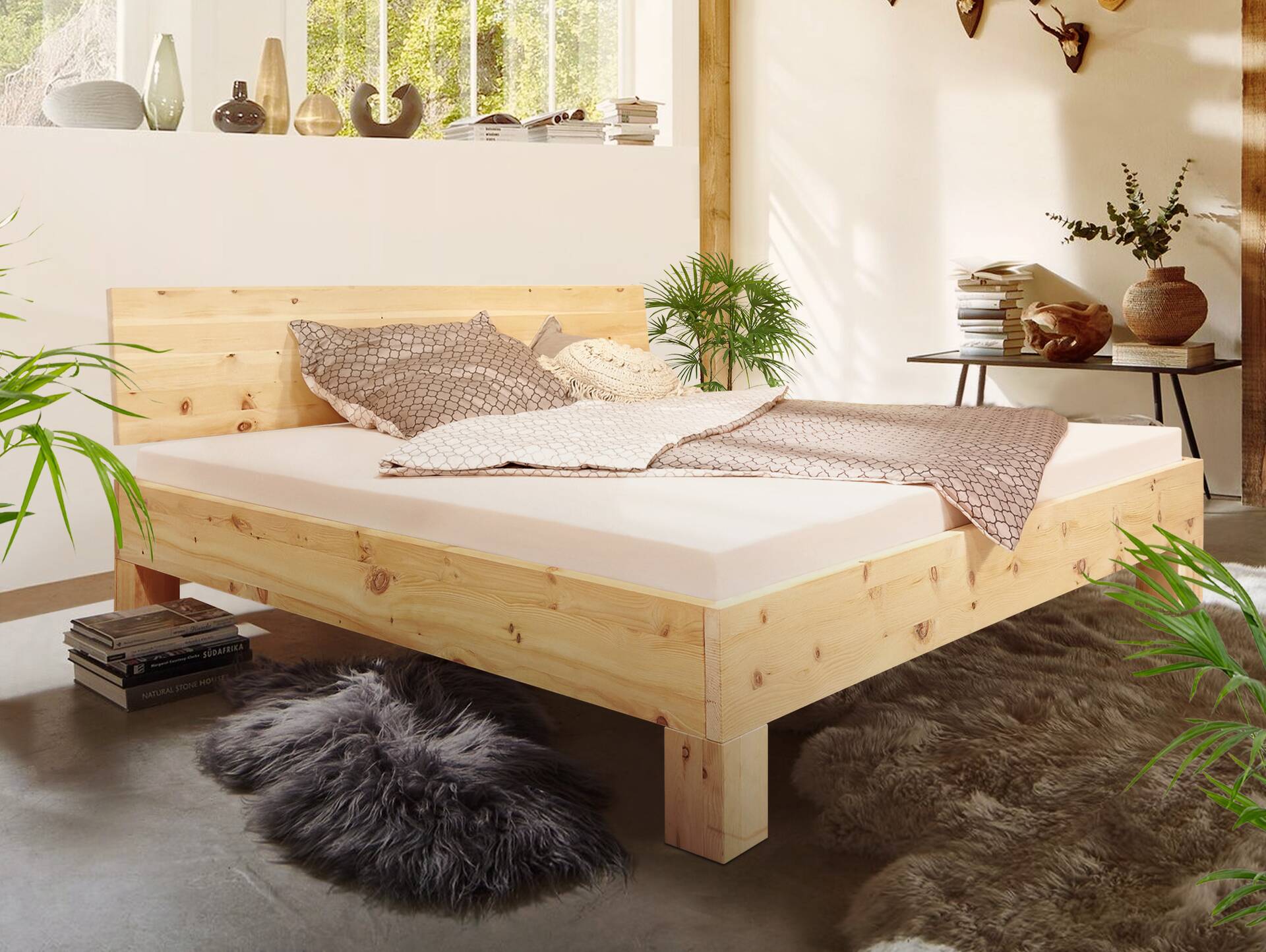 ZABINO 4-Fuß-Bett aus Zirbe, Material Massivholz, mit/ohne Holz-Kopfteil 140 x 220 cm | Zirbe unbehandelt | Standardhöhe | mit Kopfteil