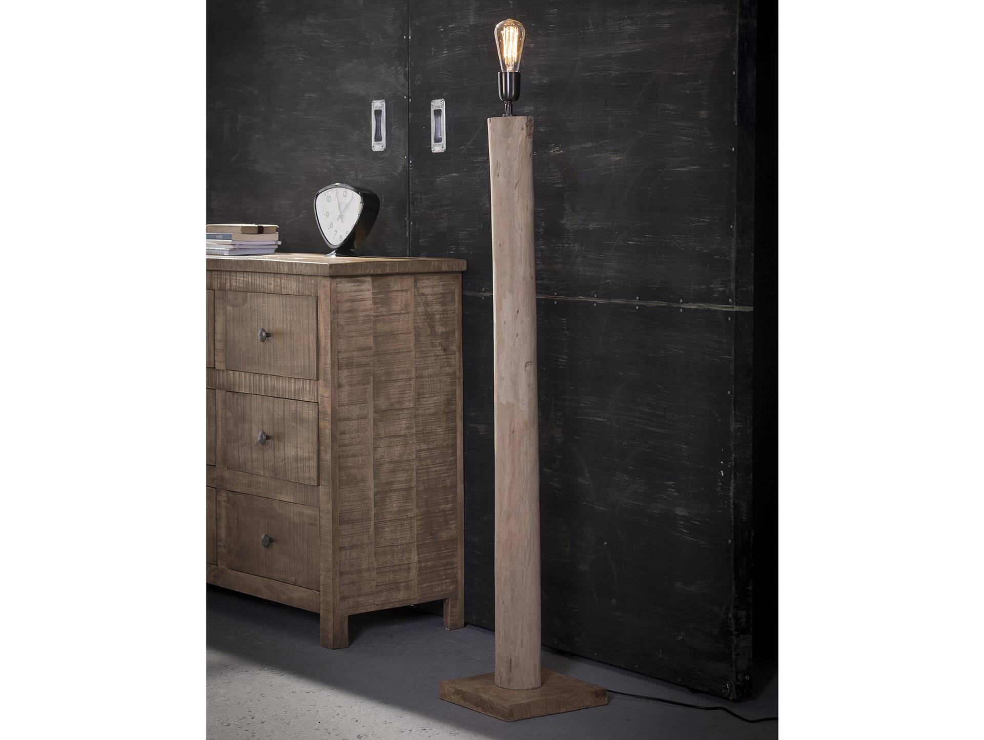 UTE Stehlampe mittel aus Eukalyptusholz 