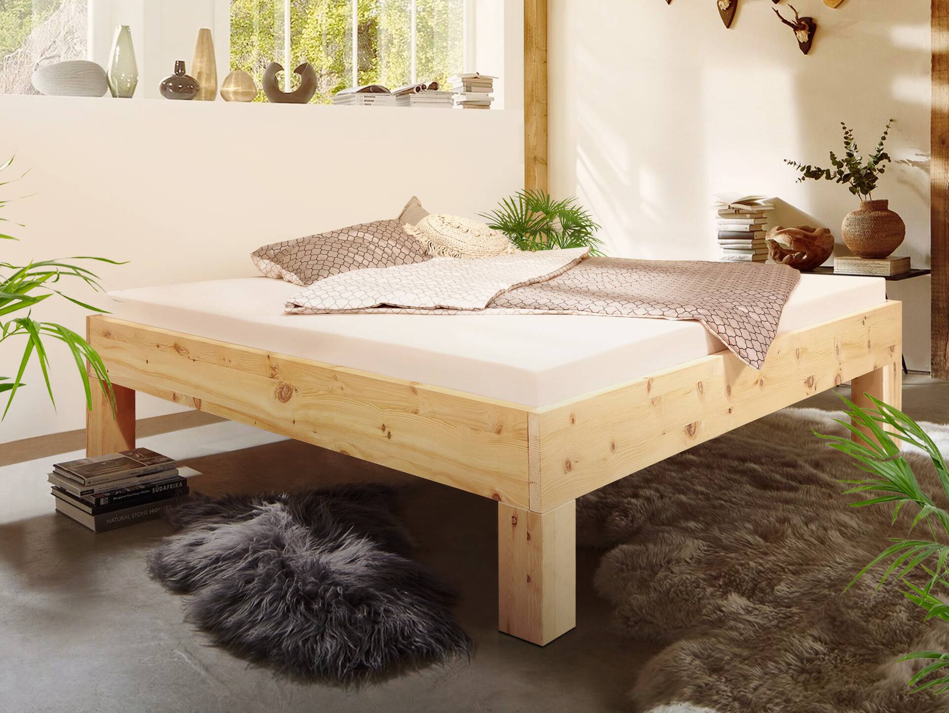 ZABINO 4-Fuß-Bett aus Zirbe, Material Massivholz, mit/ohne Holz-Kopfteil 180 x 200 cm | Zirbe unbehandelt | Komforthöhe | ohne Kopfteil