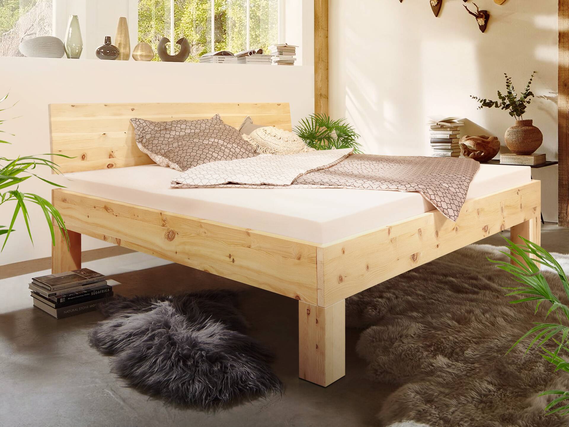 ZABINO 4-Fuß-Bett aus Zirbe, Material Massivholz, mit/ohne Holz-Kopfteil 180 x 200 cm | Zirbe unbehandelt | Komforthöhe | mit Kopfteil