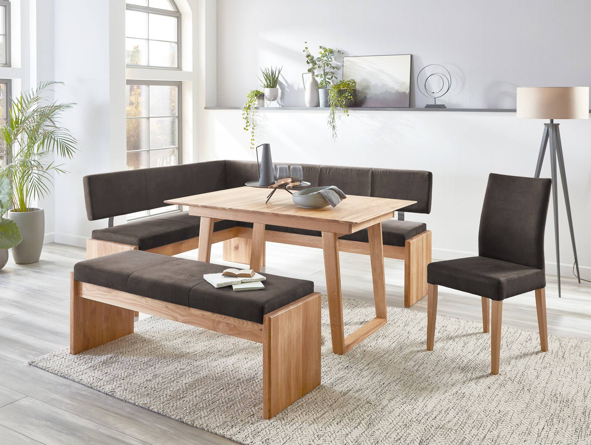 SIRION Eckbank mit Truhe aus Eiche, Material Massivholz/Bezug Mikrofaser 147 x 167 cm | dunkelbraun