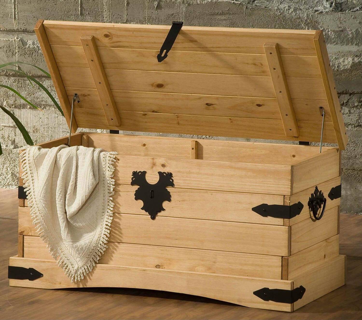 CORTON Truhe, Material Massivholz Kiefer gewachst Honigfarbig