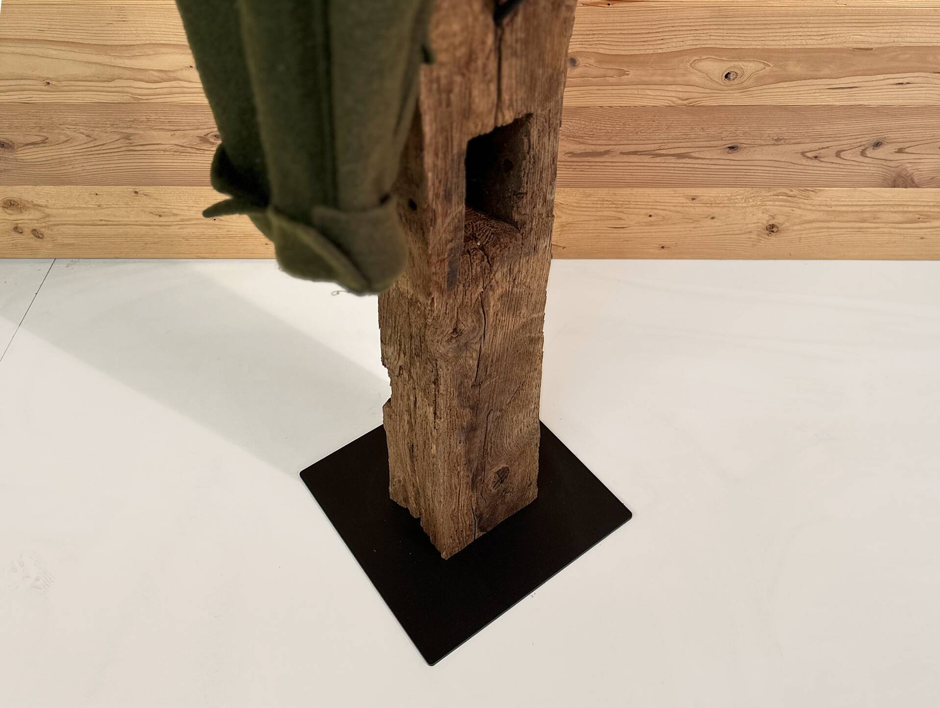 Garderobenständer aus Eiche-Altholz, Material Massivholz, rustikale Strukturoberfläche 180 cm