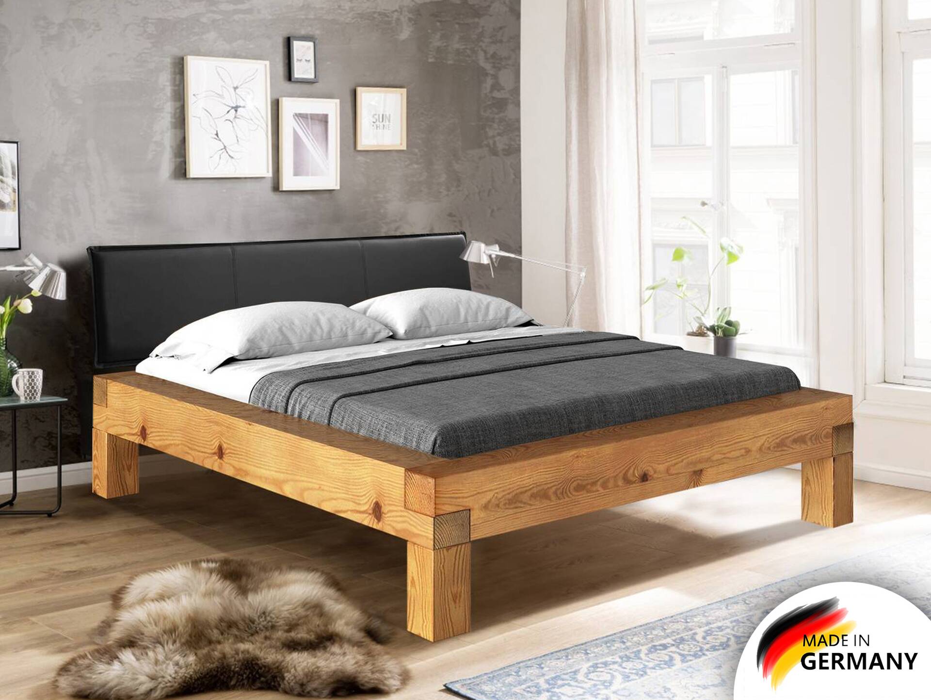 CURBY 4-Fuß-Balkenbett mit Polsterkopfteil, Material Massivholz, Thermo-Fichte 140 x 200 cm | natur | Stoff Braun | Standardhöhe