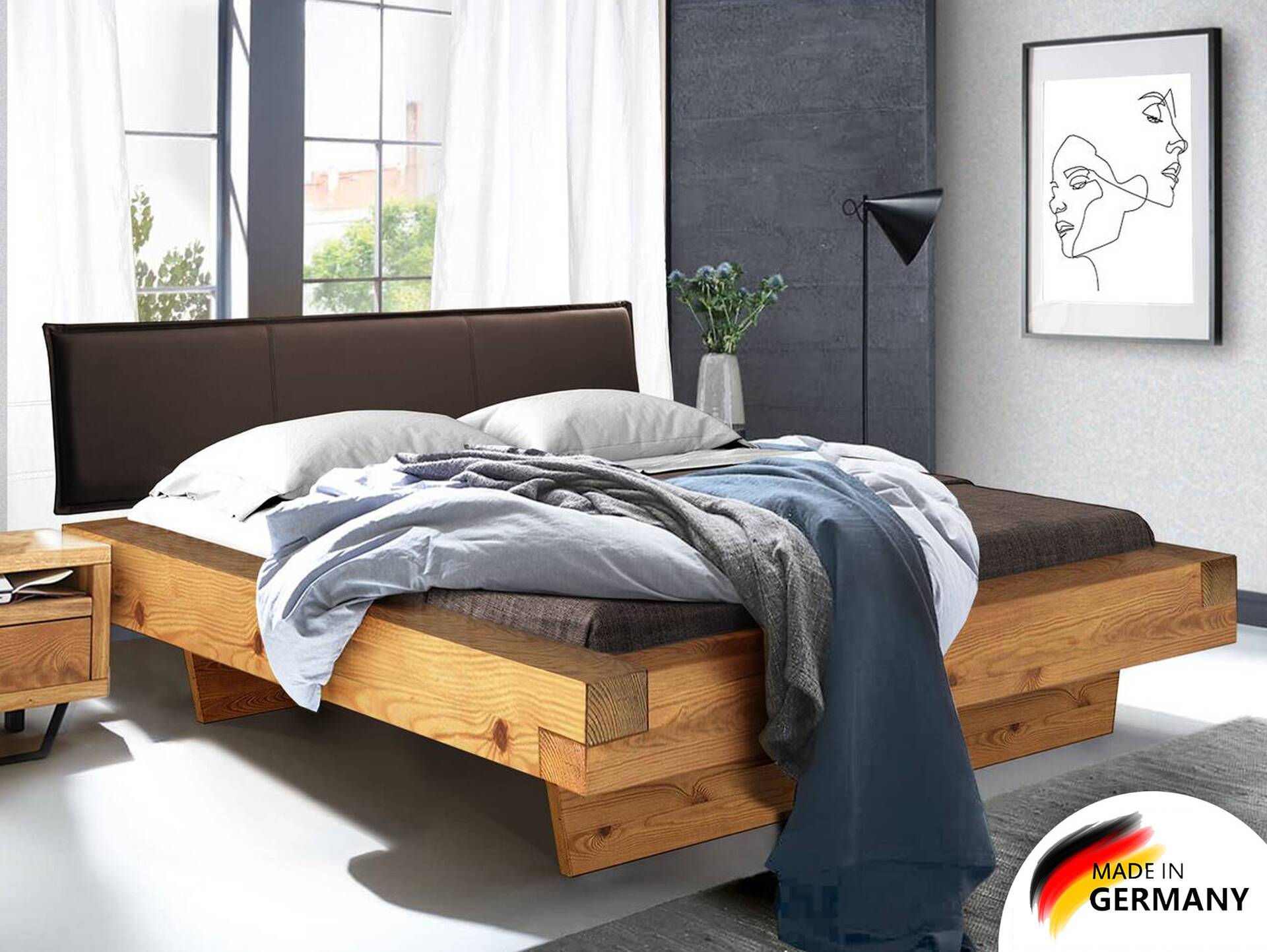 CURBY Balkenbett mit Polster-Kopfteil, Wangenfuß, Material Massivholz 200 x 220 cm | Natur | Kunstleder Schwarz