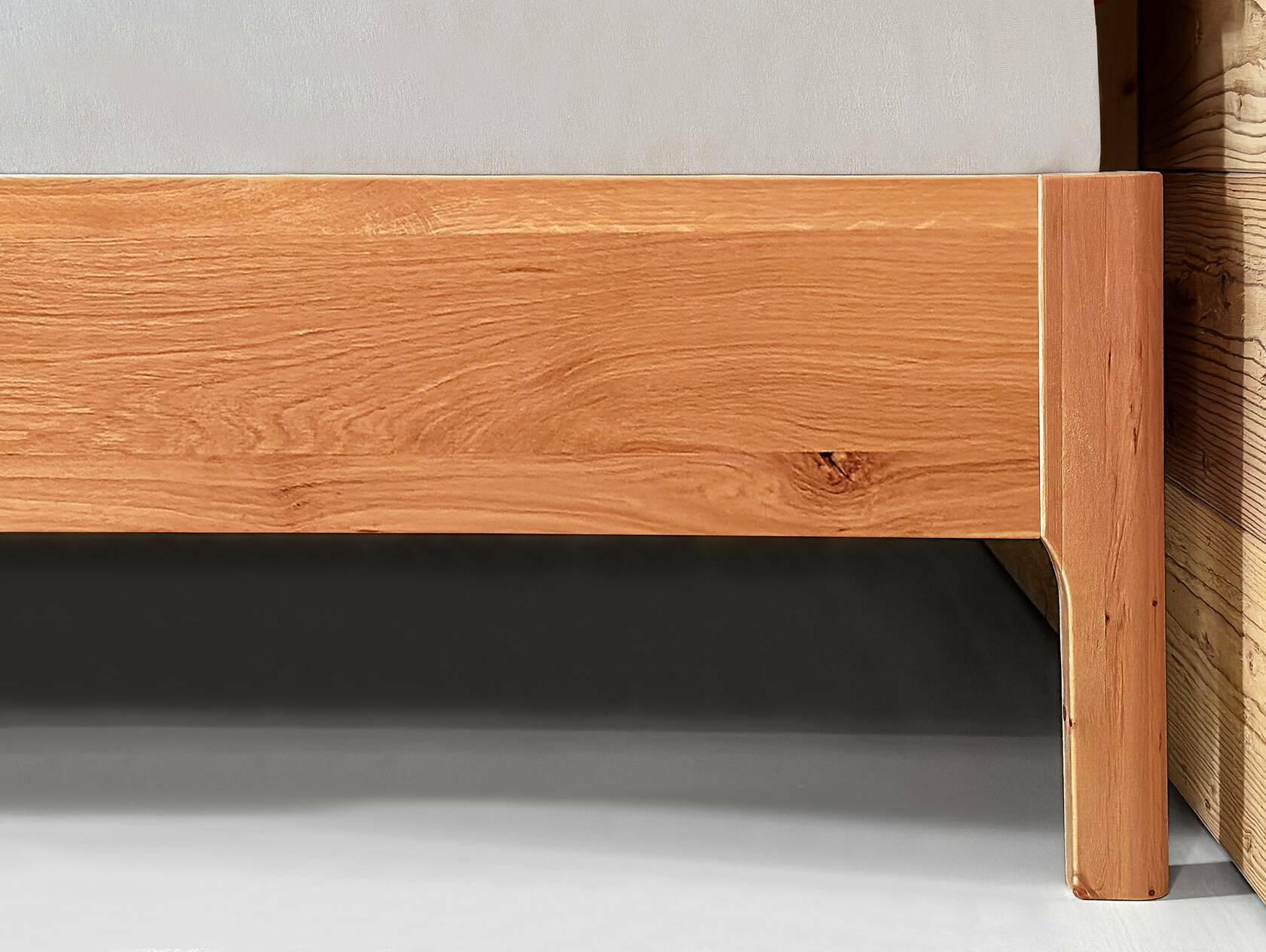 MERANO 4-Fuß-Massivholzbett mit Polsterkopfteil 120 x 200 cm | Buche unbehandelt | Kunstleder Braun ohne Steppung