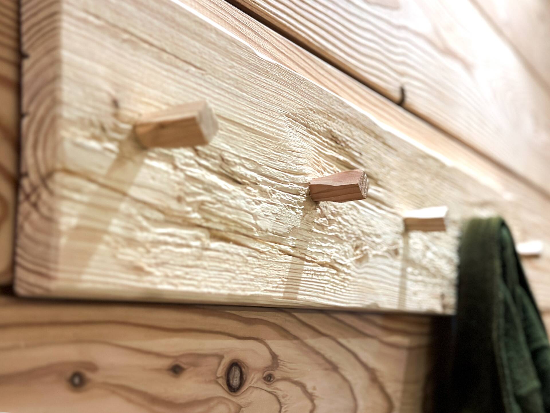 Garderobenpaneel, Material Massivholz, Lärche natur 