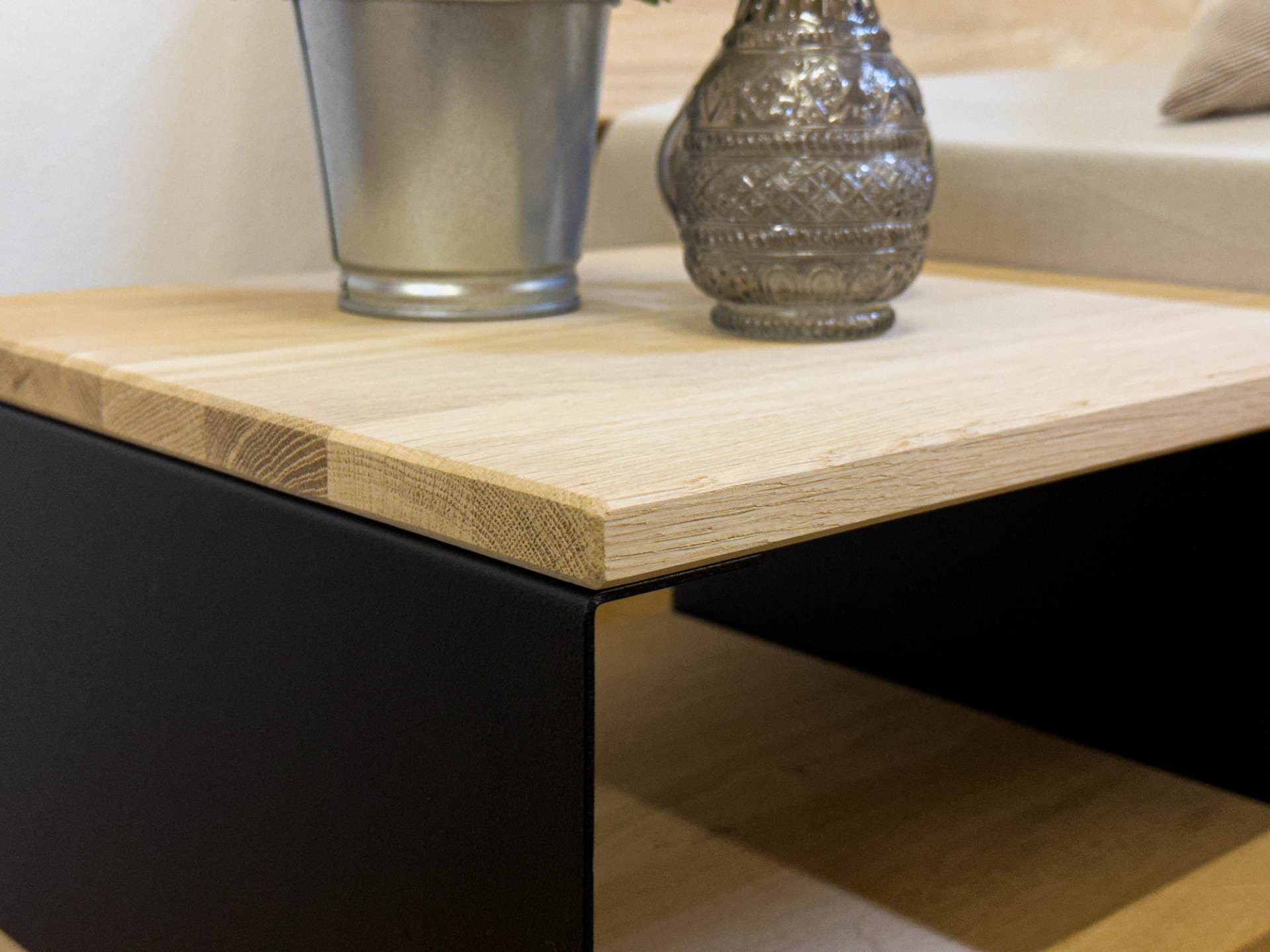 DAKONA Hängenachtkommode, Material Massivholz/Metall Wildeiche geölt