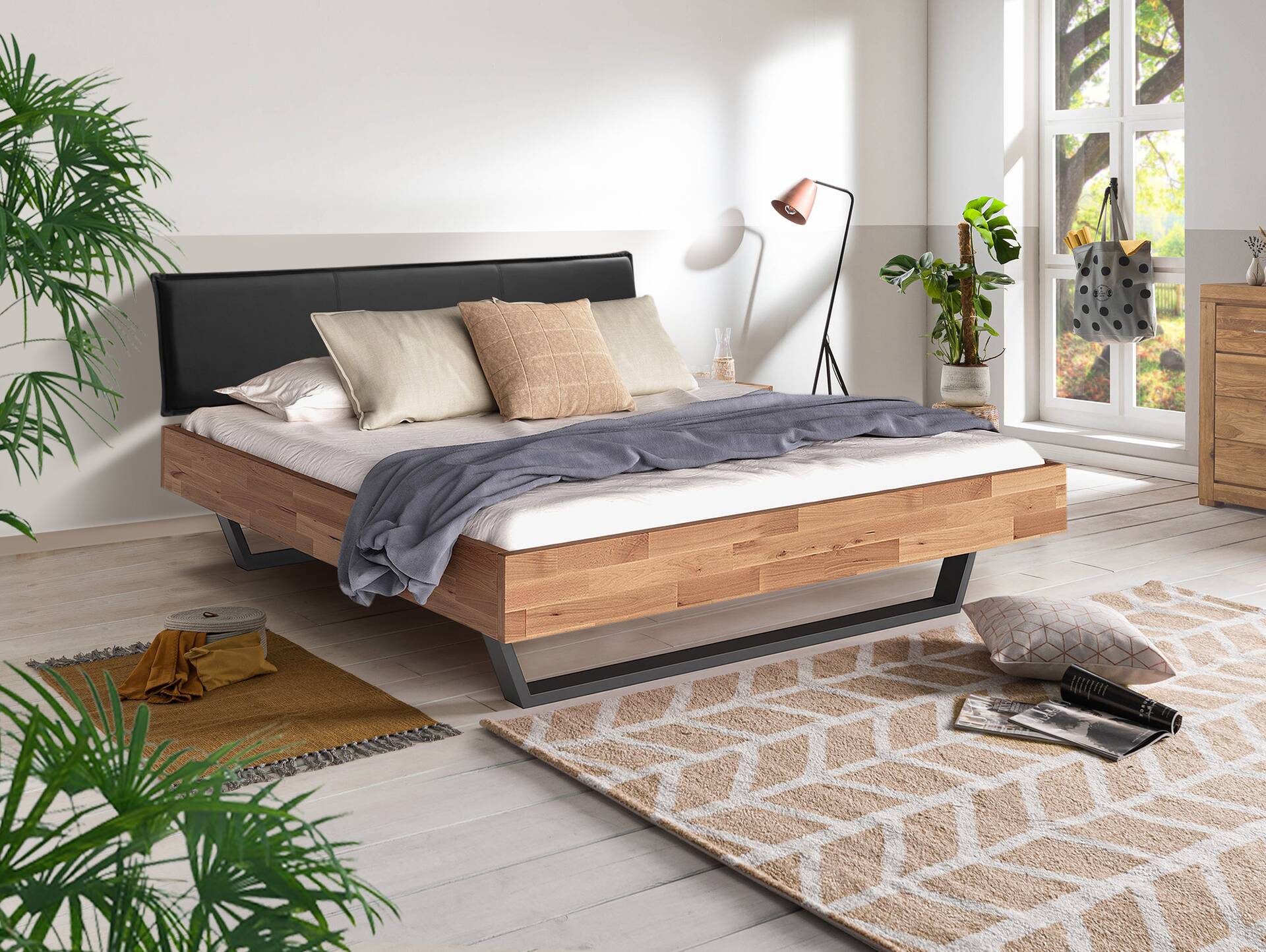 LÖWEN Kufenbett mit Polsterkopfteil, Material Massivholz 200 x 200 cm | Buche unbehandelt | Kunstleder Schwarz ohne Steppung