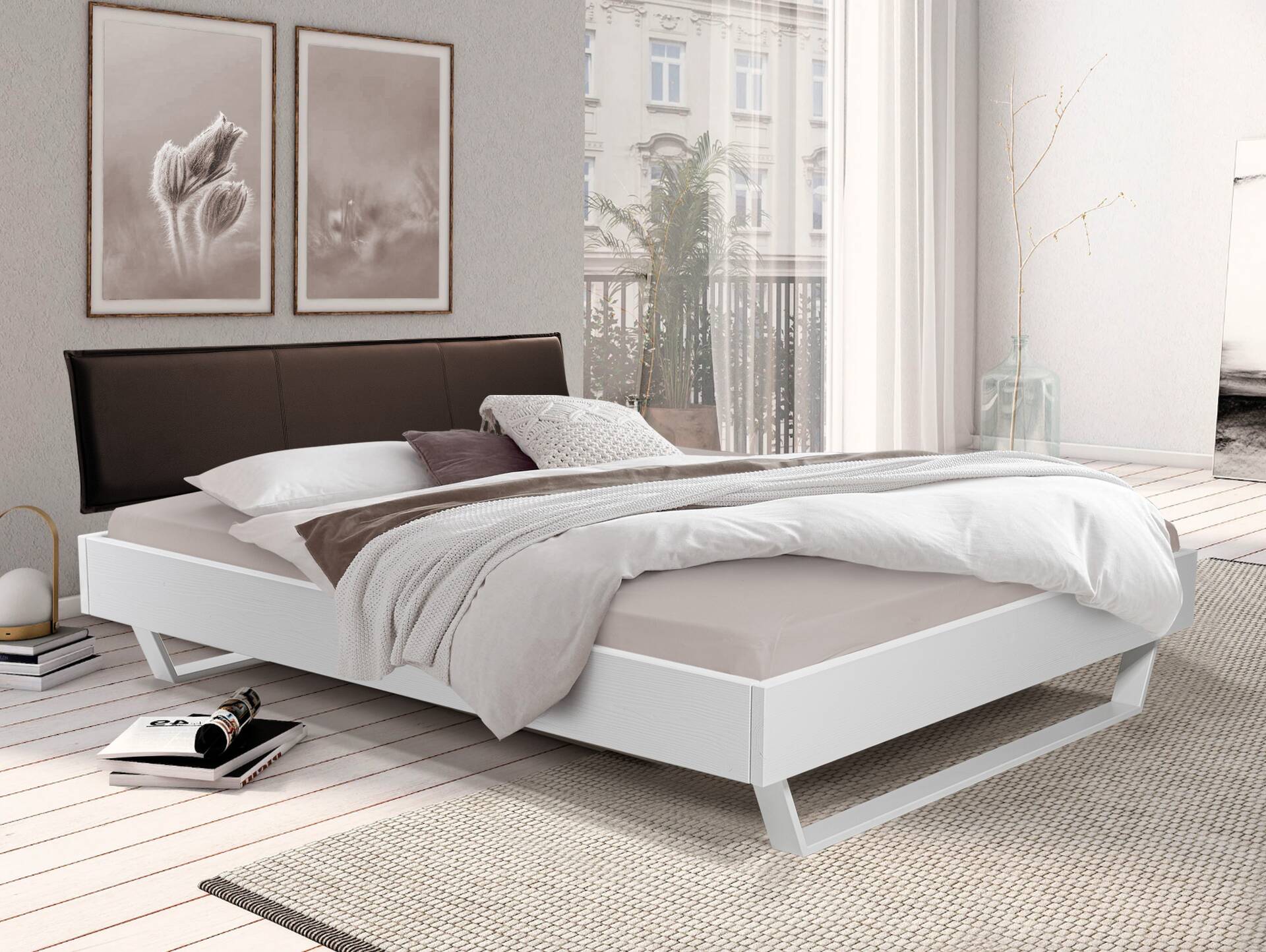LUKY Kufenbett mit Polsterkopfteil, Material Massivholz, Fichte/Kufen weiss 140 x 200 cm | Kunstleder Braun