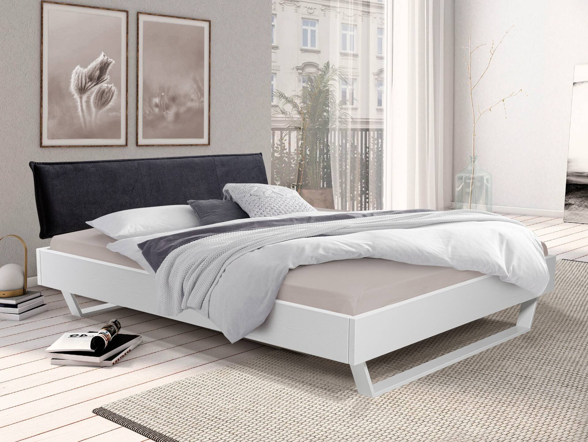 LUKY Kufenbett mit Polsterkopfteil, Material Massivholz, Fichte/Kufen weiss 120 x 200 cm | Stoff Anthrazit