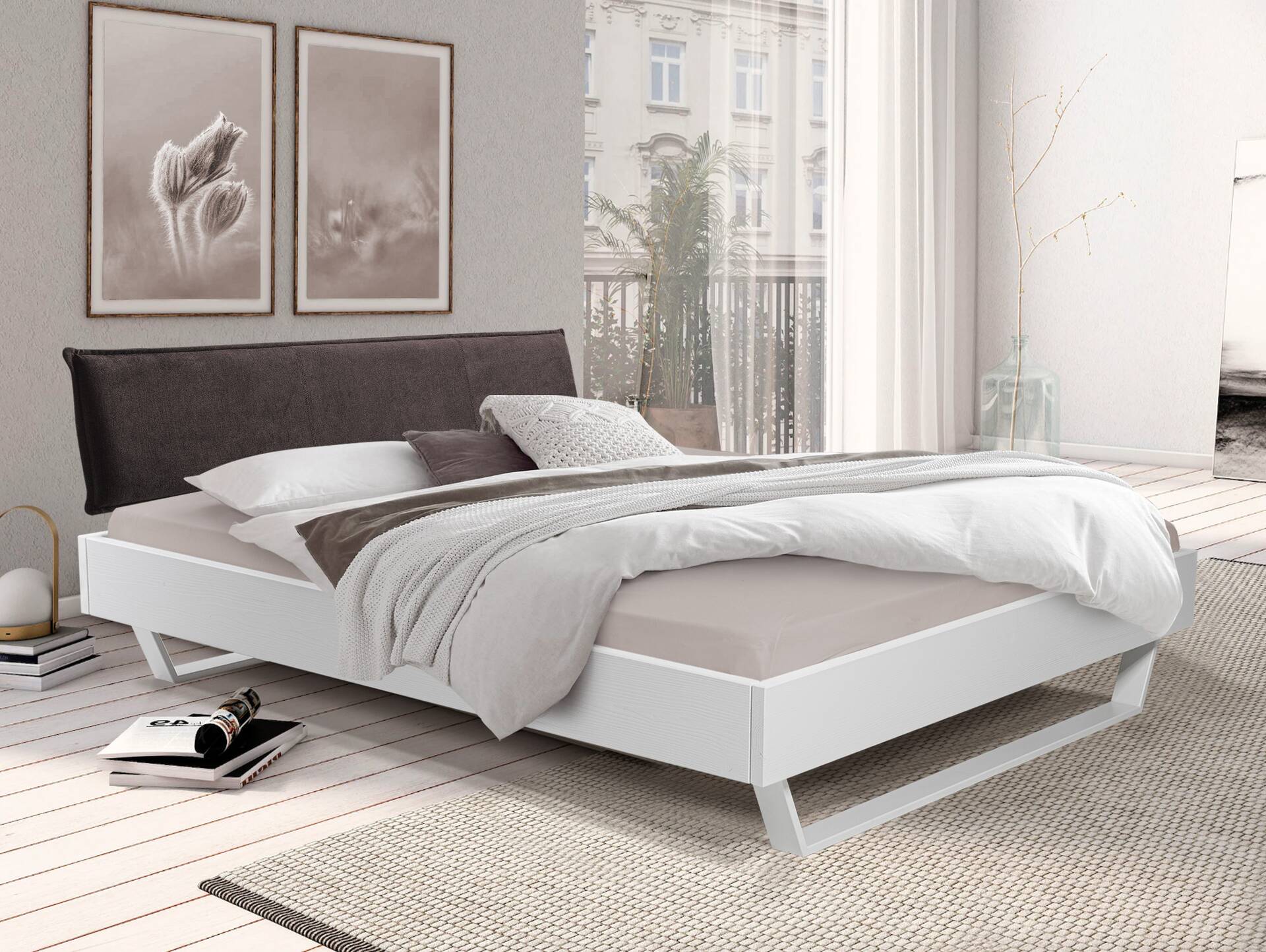 LUKY Kufenbett mit Polsterkopfteil, Material Massivholz, Fichte/Kufen weiss 120 x 200 cm | Stoff Braun